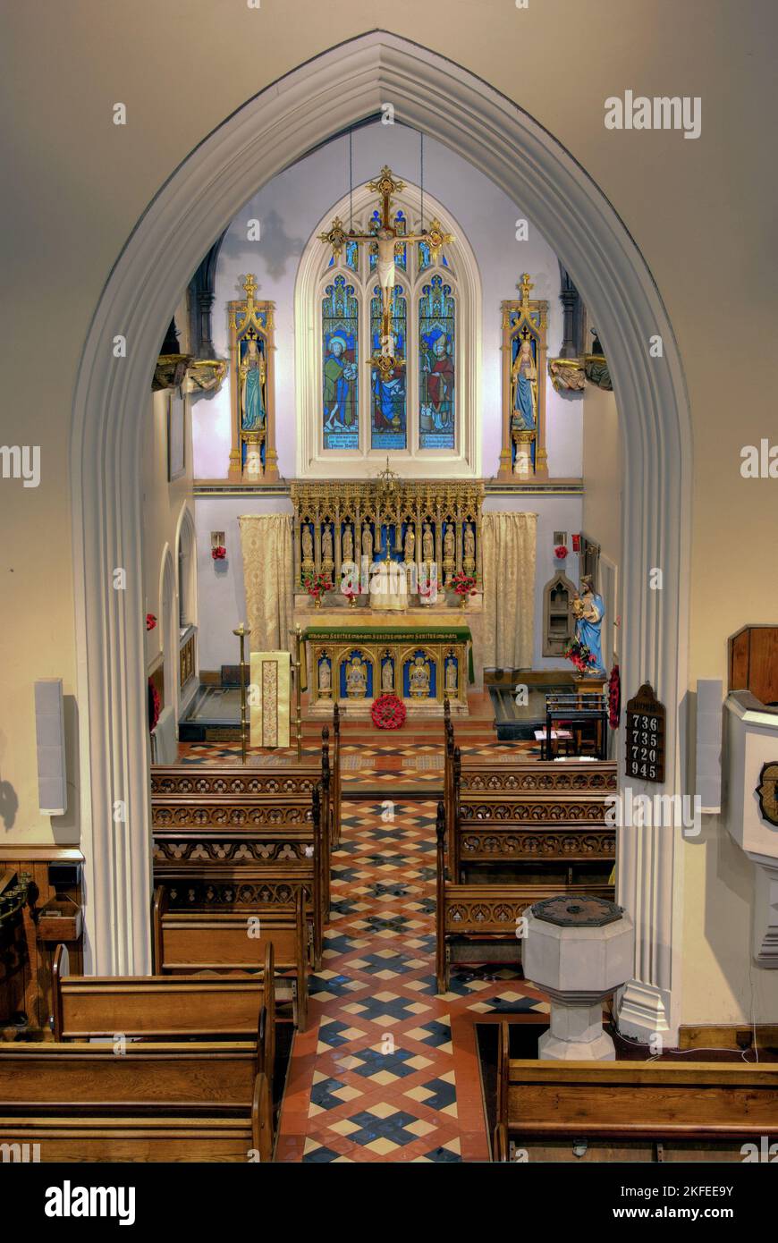 Interno della chiesa di San Giovanni Battista, Alton villaggio, Staffordshire, Regno Unito; metà del 19th ° secolo da parte dell'architetto Augustus Pugin Foto Stock