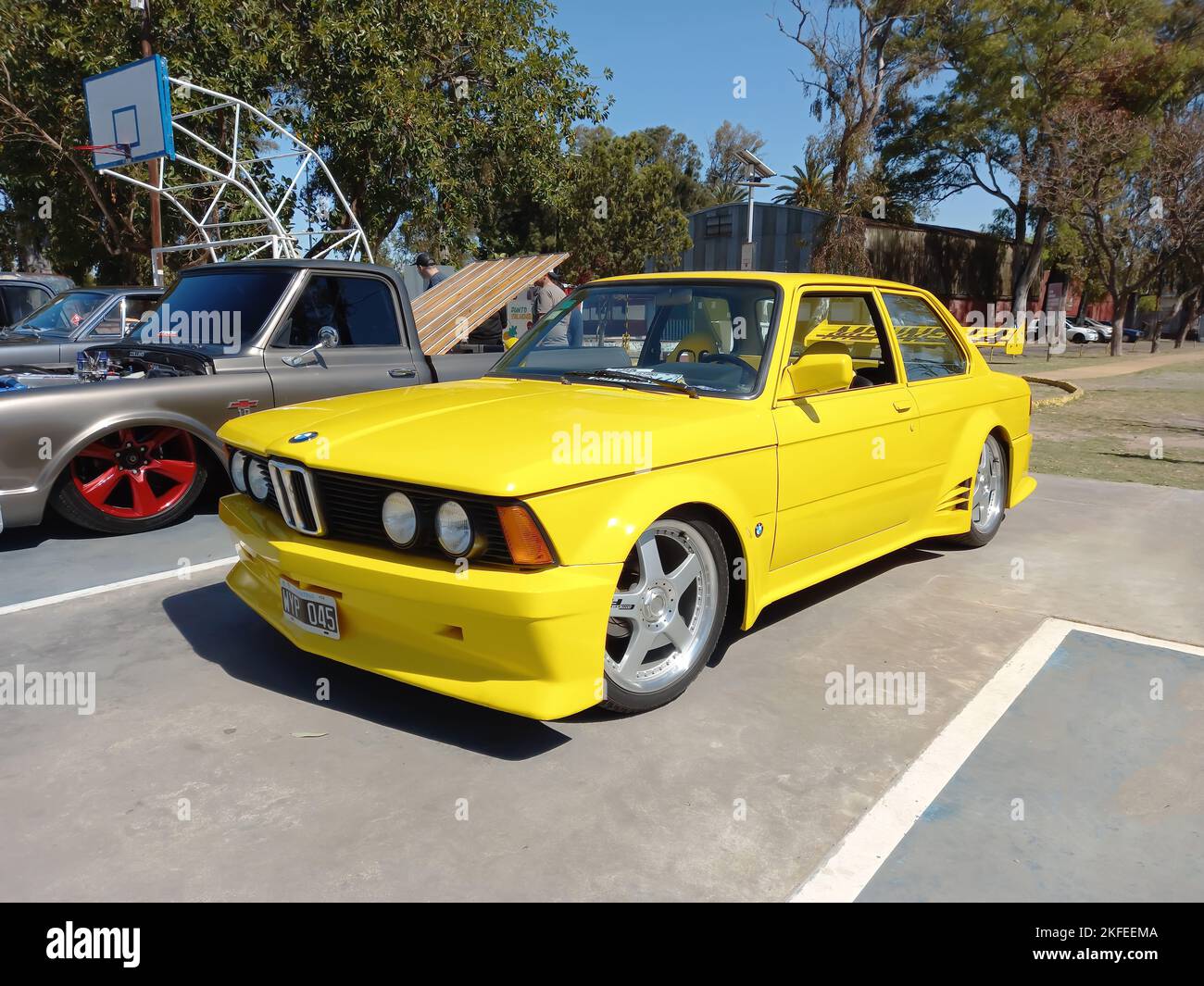 Lanus, Argentina - 24 settembre 2022: Sportivo giallo tedesco executive compact 1970s BMW 3 Serie 320 Alpina coupé due porte. Spettacolo di auto classica AAA 2022. Foto Stock