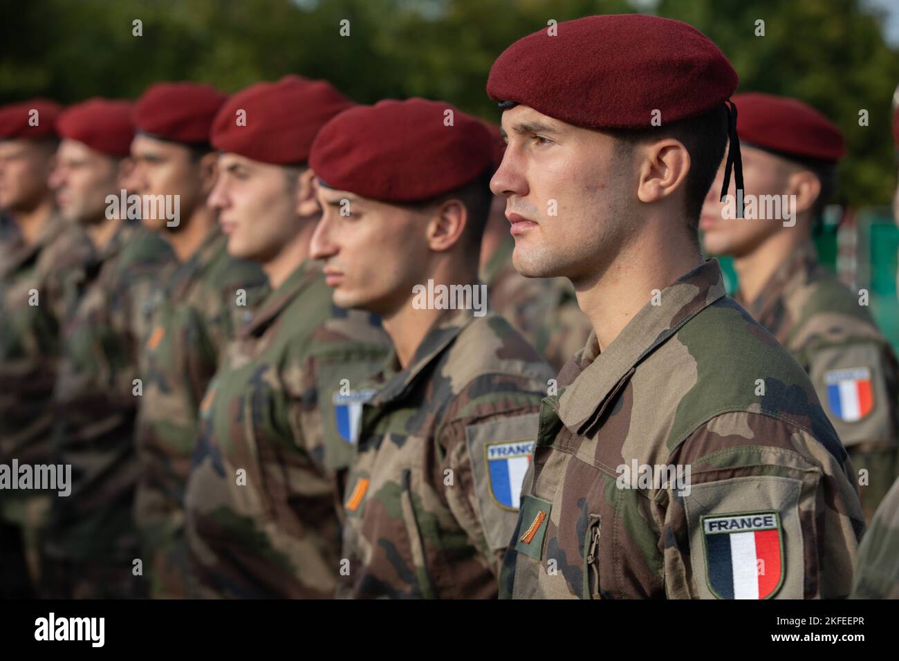 Un gruppo di Paracadutisti francesi si sta formando durante la cerimonia di apertura per l'esercizio Falcon Leap sulle caserme di Camp Orange, Schaarsbergen, Paesi Bassi., 12 settembre 2022. Più di 1000 paracadutisti provenienti da tutto il mondo, 13 nazionalità diverse, più gocce d'aria al giorno e formazione reciproca per due settimane. Si tratta del più grande esercizio tecnico aereo della NATO Foto Stock