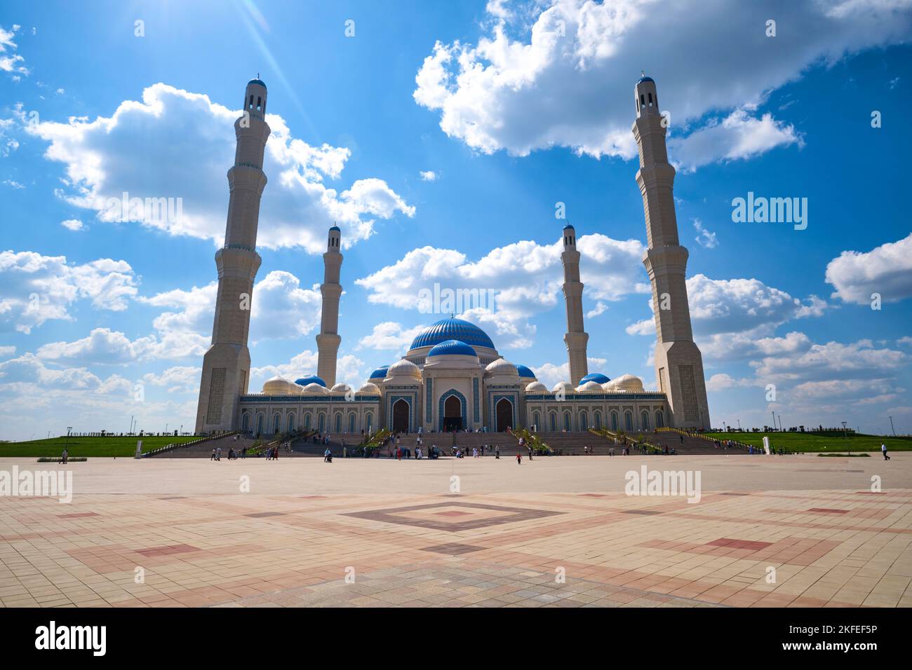 Una vista dell'entrata frontale e della piazza presso l'enorme moschea. Alla nuova apertura nel 2022, Grande Moschea ad Astana, Nur Sultan, Kazakistan. Foto Stock