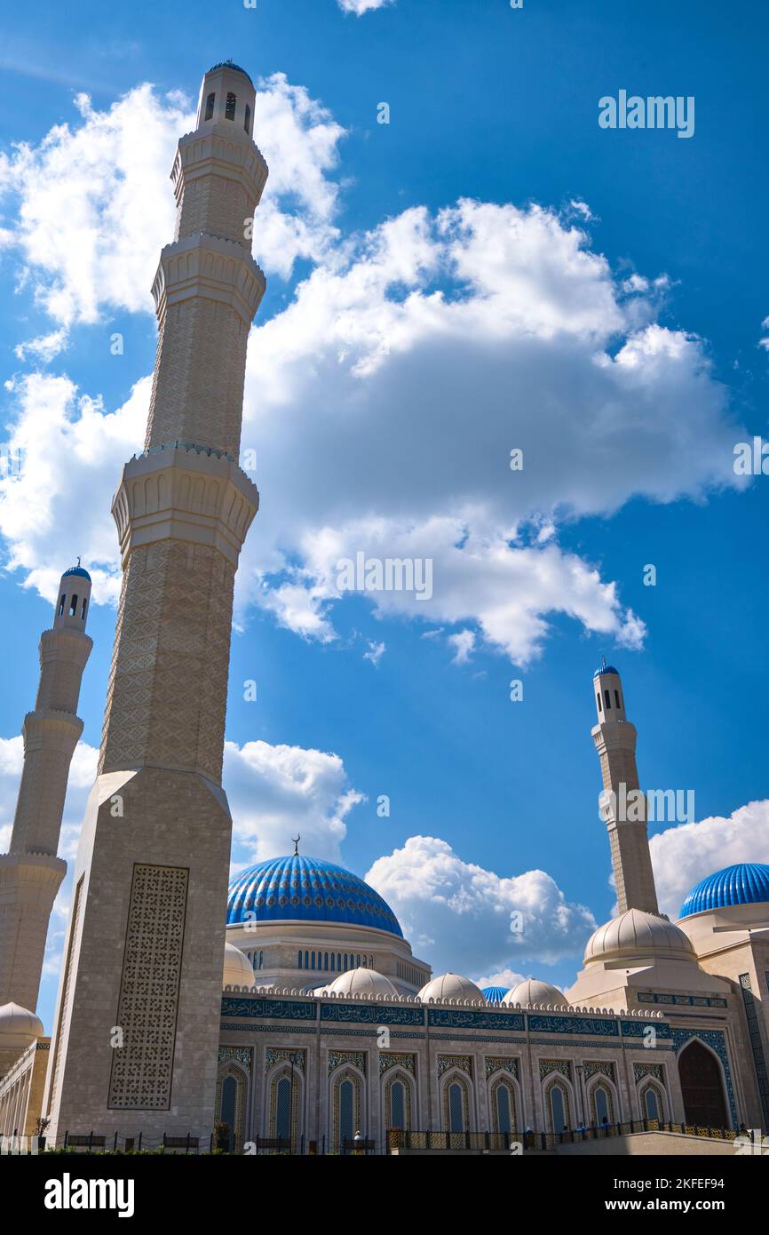 Vista verticale dell'enorme moschea e dei minareti. Alla nuova apertura nel 2022, Grande Moschea ad Astana, Nur Sultan, Kazakistan. Foto Stock