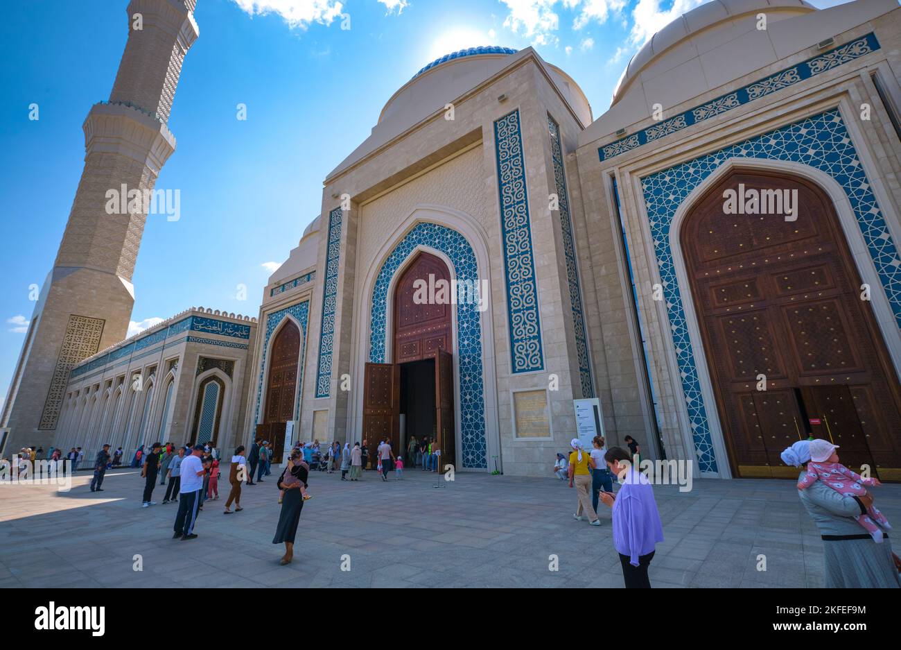 I fedeli si riuniscono all'ingresso principale durante le preghiere del venerdì. Alla nuova apertura nel 2022, Grande Moschea ad Astana, Nur Sultan, Kazakistan. Foto Stock