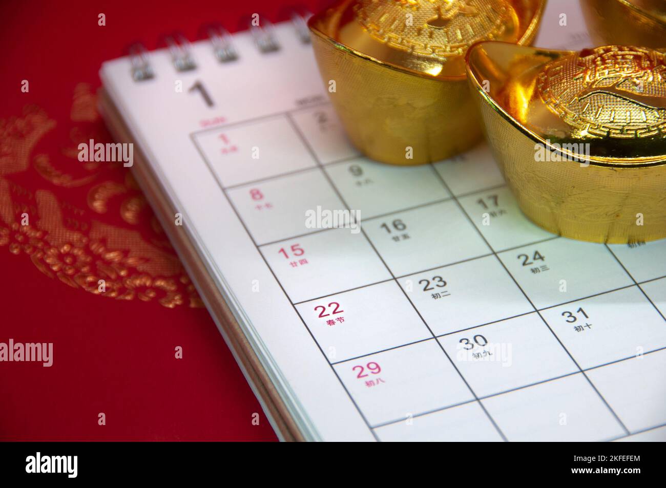 Happy Chinese New Year Concept - Calendario del 2023 gennaio con lingotto d'oro e sfondo di copertina rosso. Foto Stock