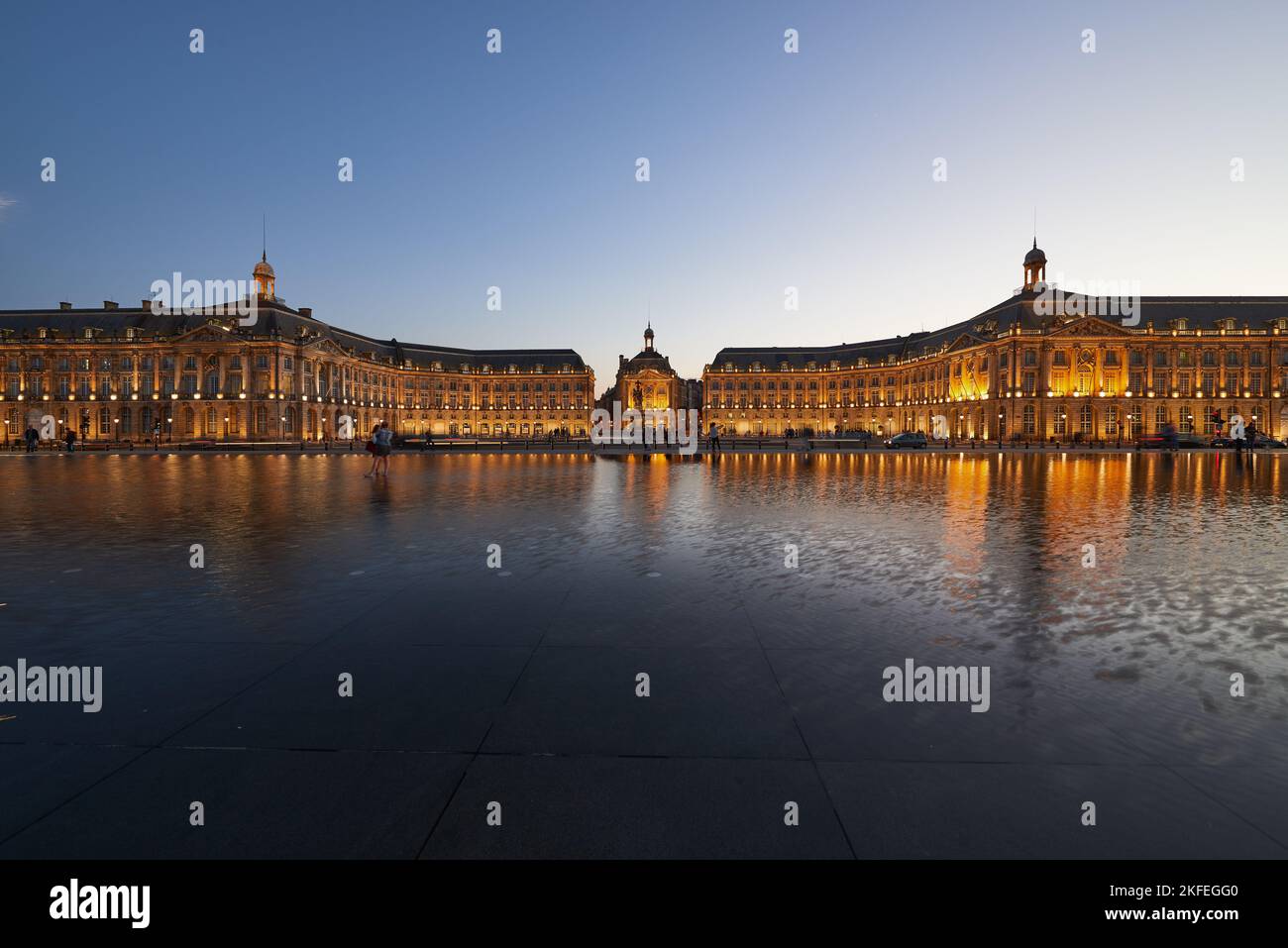 Place de la Bourse a sera, Bordeaux, Gironde, Aquitania, in Francia, in Europa. Foto Stock