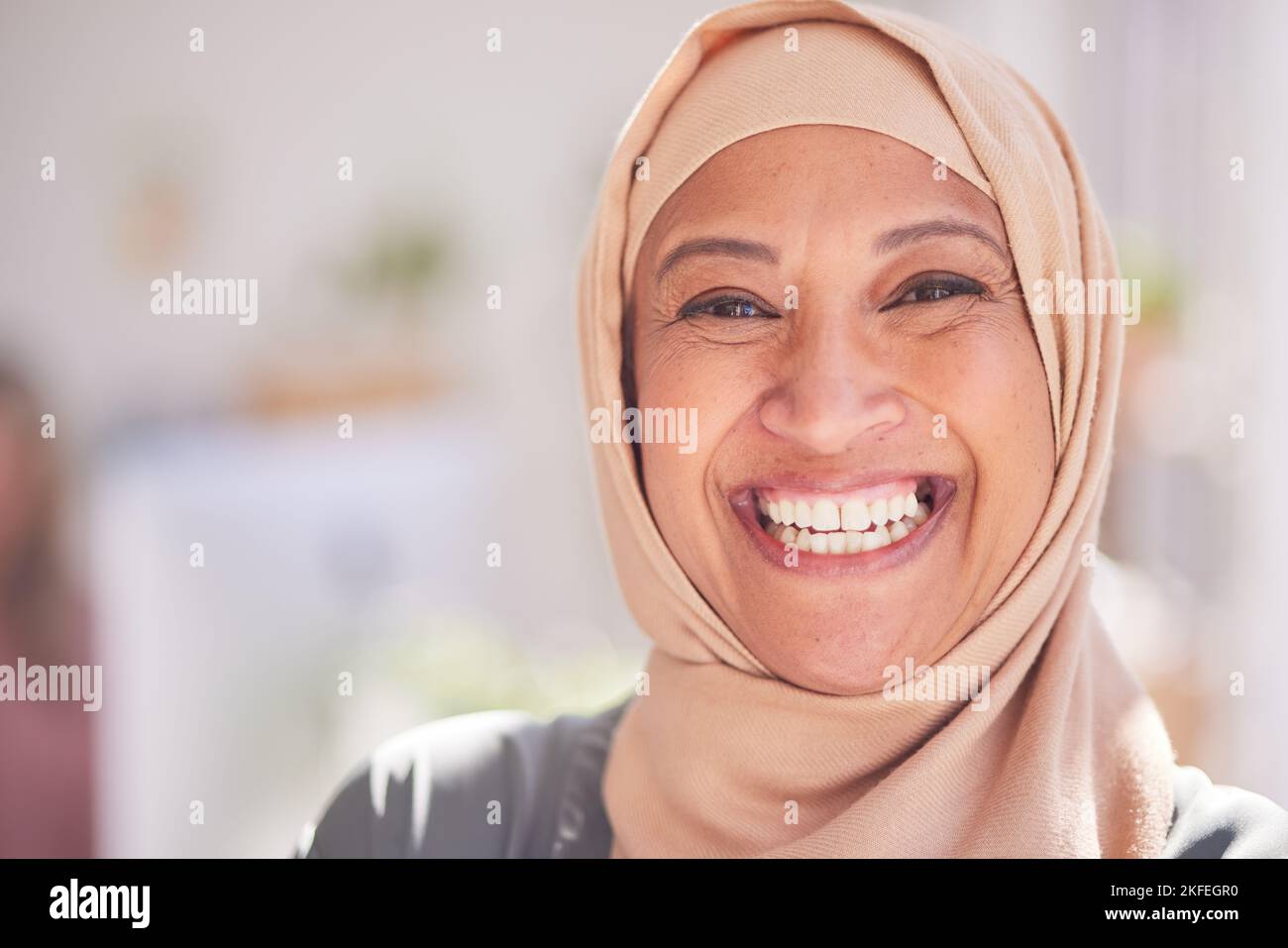 Islam, musulmano e donna in hijab con abiti islamici per la religione tradizionale, la cultura araba e la fede spirituale. Ritratto di bellezza anziana Foto Stock