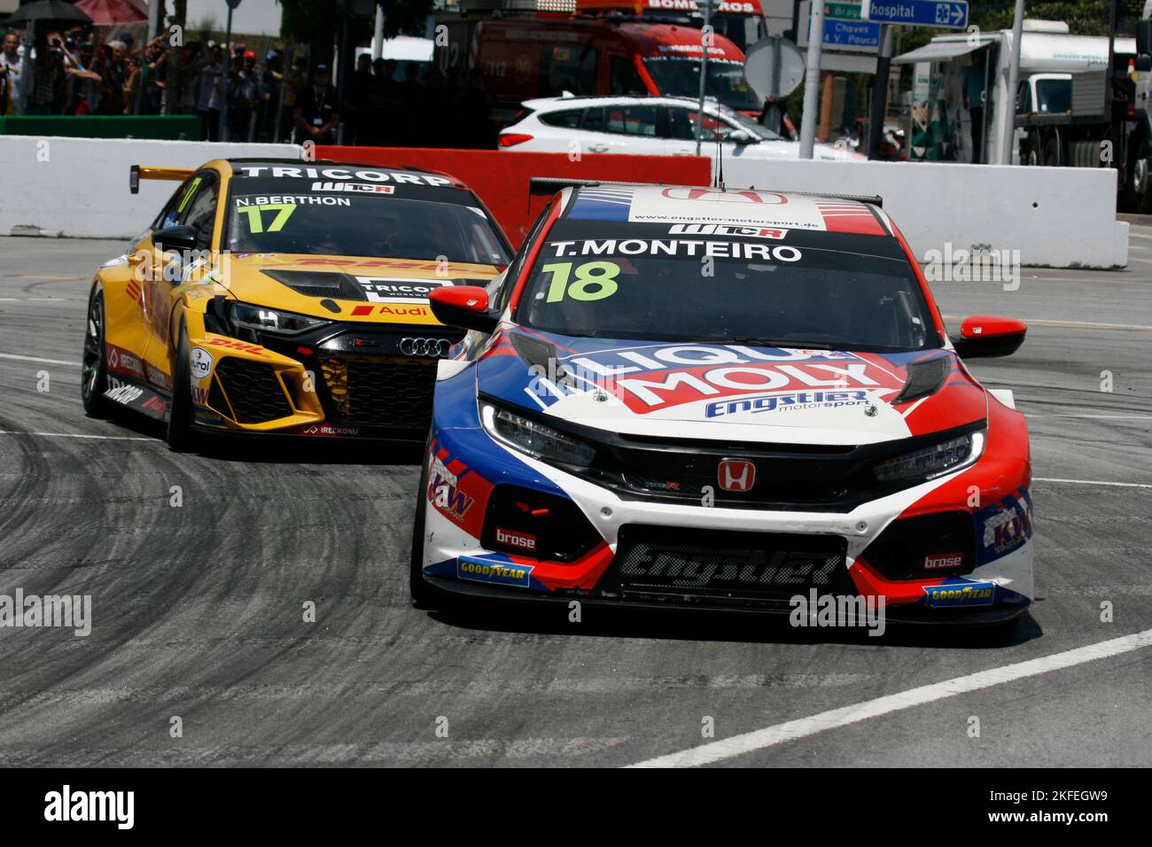 T. Monteiro (Honda Civic Tyoe-R TCR) e N. Berthon (Audi RS 3 LMS) all'angolo di 'Boque'. WTCR gara del Portogallo 2022 - circuito Internazionale Vila Real Foto Stock