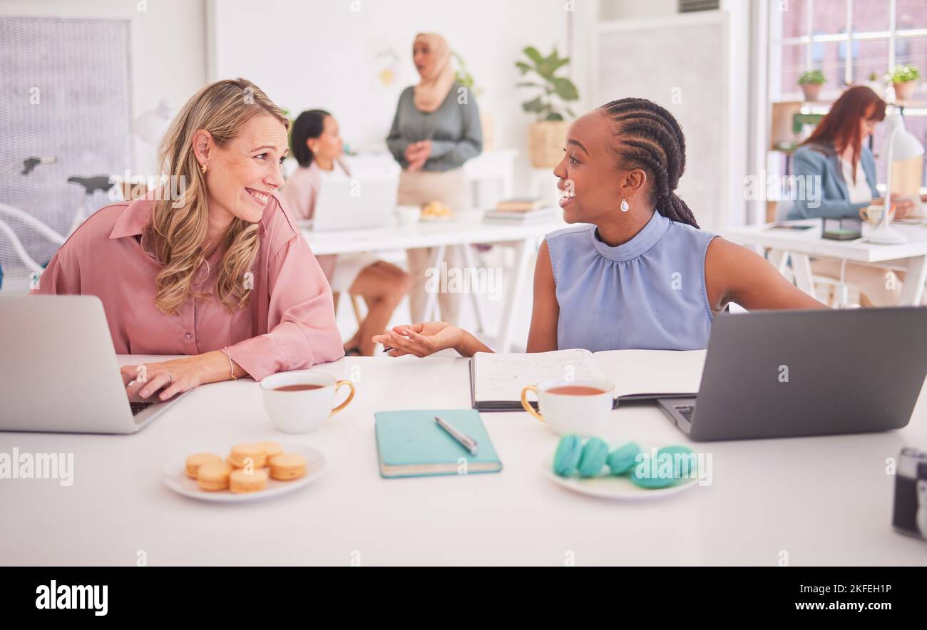 Donne felici, uomini d'affari e amici che parlano, conversazione in ufficio e chat alla scrivania per la pianificazione, idee e riunioni in agenzia creativa. Sorridi Foto Stock