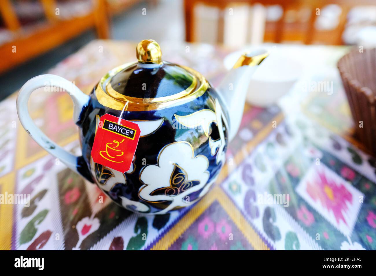 Uzbekistan - pentola di tè in una tradizionale teiera uzbeka ornata - il teabag Bayce è di Azerbajan Foto Stock