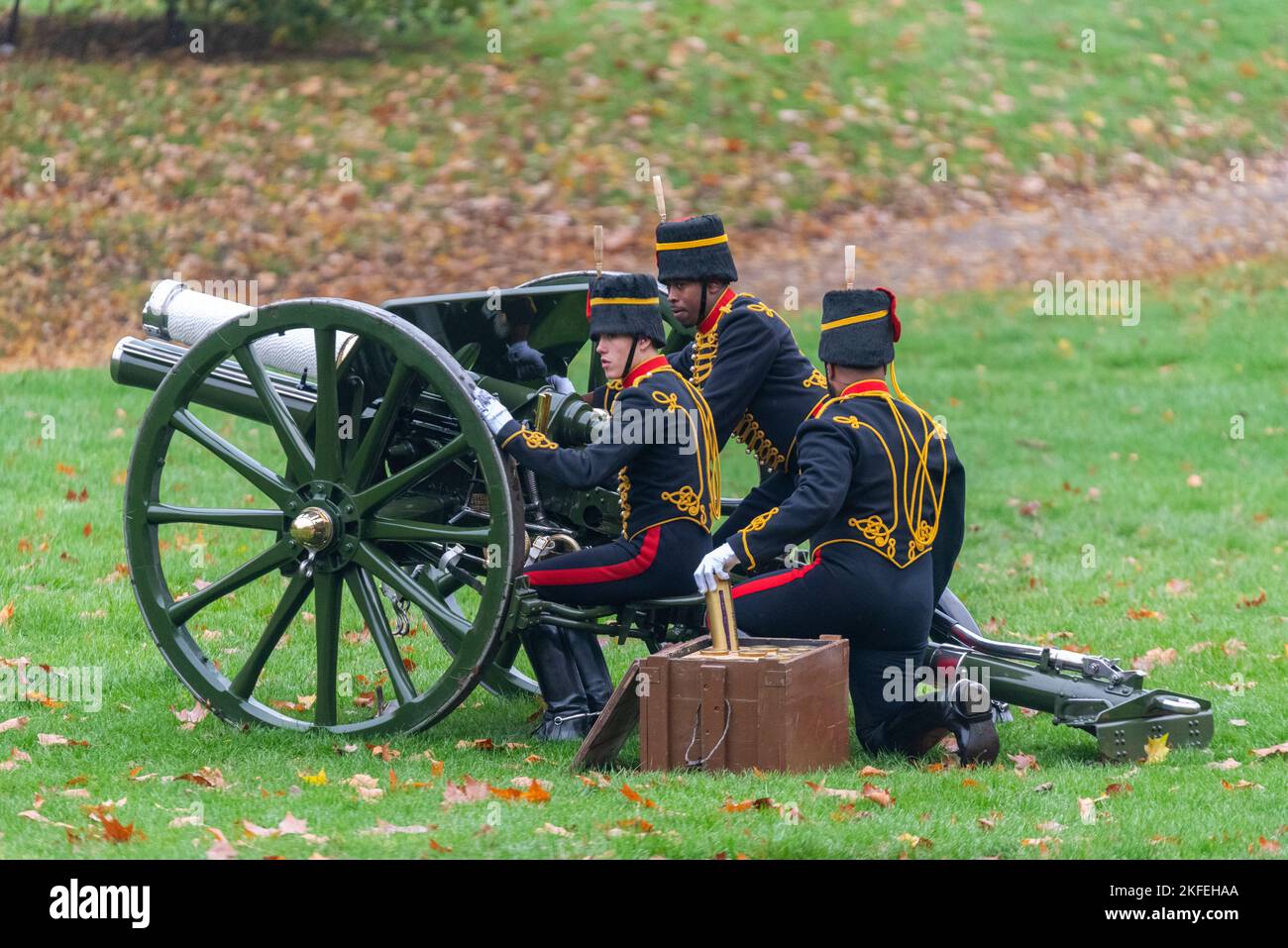La Kings Troop, Royal Horse Artillery, ha eseguito un omaggio di 41 cannoni per il compleanno di Re Carlo III a Green Park, Londra, Regno Unito. Soldato nero in equipaggio Foto Stock