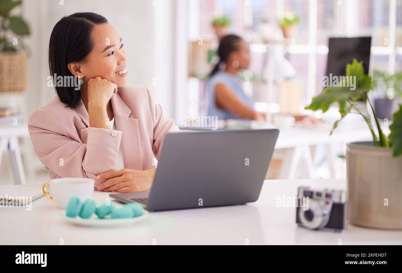 Donna asiatica, pensante e portatile in startup, piccola impresa o agenzia fotografica con sorriso. Fotografo creativo digitale e pc da ufficio con visione Foto Stock