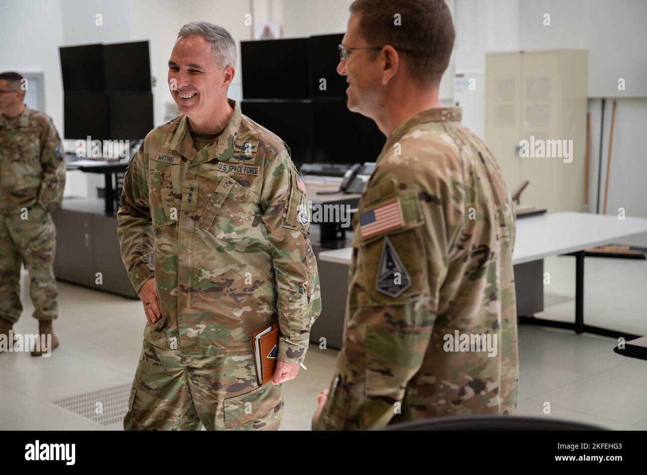 Il generale Stephen N. Whiting, comandante del comando delle operazioni spaziali, saluta i guardiani, i soldati e i civili al Wideband satellite Communications Operations Center (WSOC) di Landstuhl, Germania, 12 settembre 2022. Il 15 agosto 2022, la responsabilità della missione del WSOC è stata trasferita dal battaglione di segnale 53rd dell'esercito degli Stati Uniti al comando delle operazioni spaziali della forza spaziale degli Stati Uniti, sotto lo Squadrone delle operazioni spaziali 53rd del Delta 8. Il trasferimento ha segnato la prima volta che tutte le funzioni militari di comunicazione satellitare del Dipartimento della Difesa sono state unificate sotto un unico servizio militare. Foto Stock