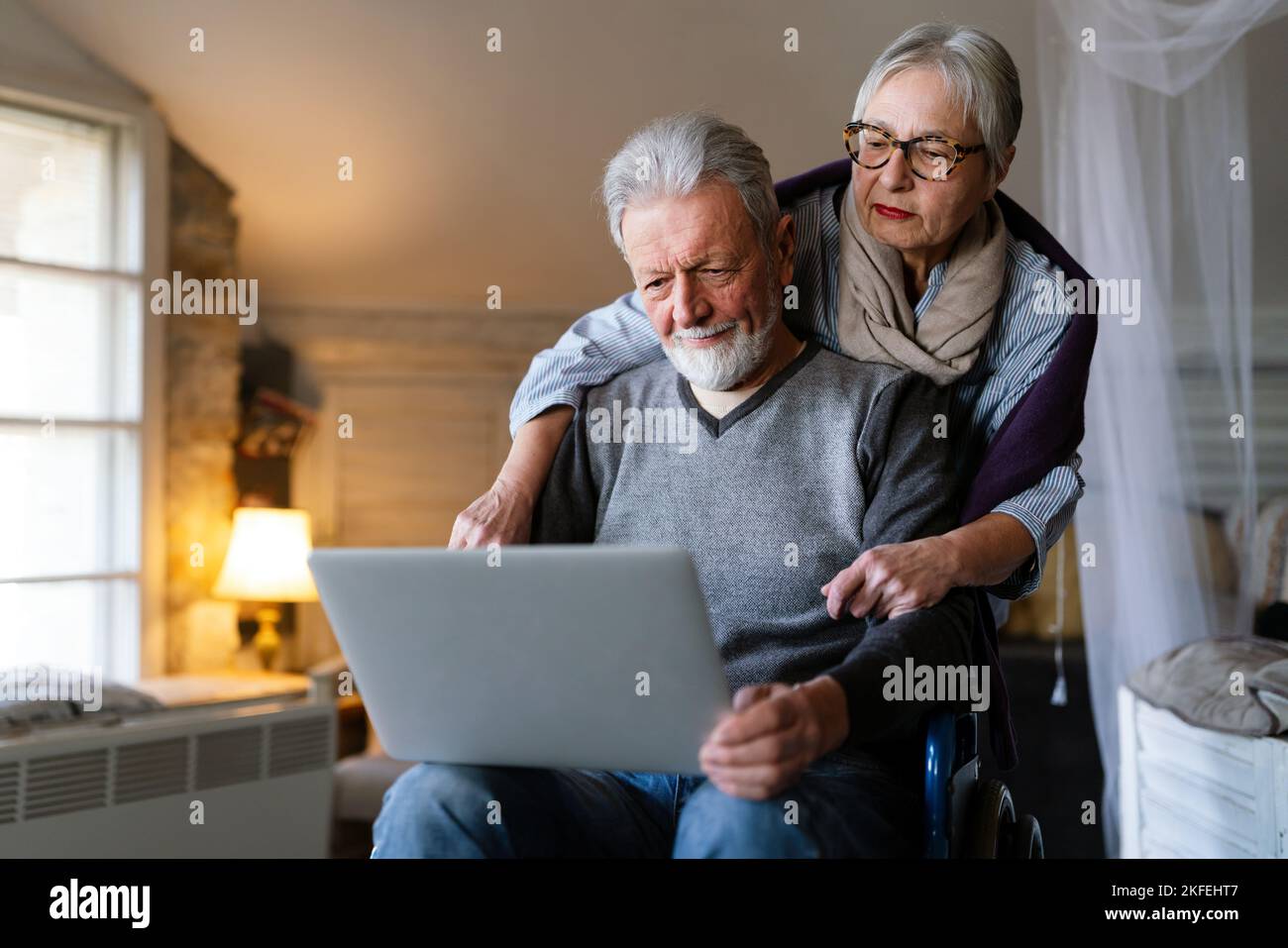 Amare la coppia più anziana in una casa di cura insieme. Concetto di tecnologia per gli anziani Foto Stock