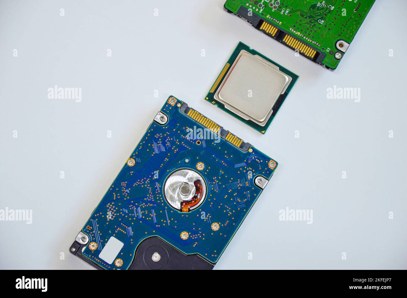 Guardando dall'alto, il chip, la CPU e il disco rigido sono collocati in un pasticcio su uno sfondo bianco Foto Stock