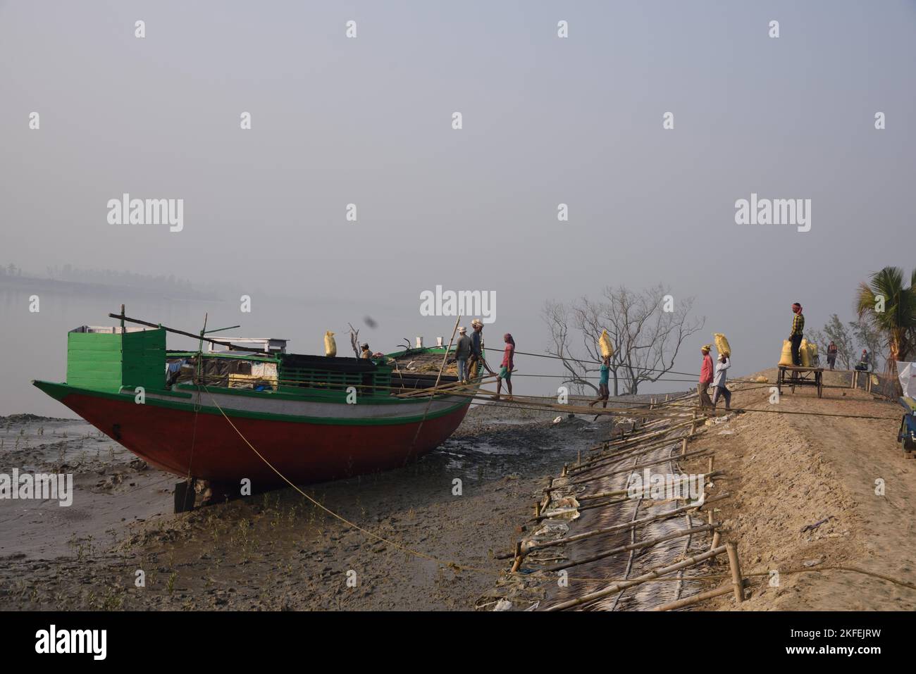 Trasporto in barca sul fiume Matla, Pakhiralay, Gosaba, Sunderban, Sud 24 Pargana, Bengala Occidentale, India Foto Stock