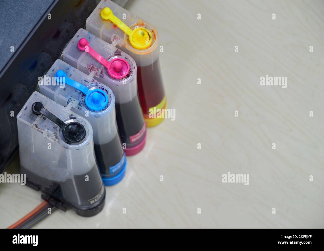 vista laterale del serbatoio d'inchiostro della stampante, sono disponibili 4 colori Foto Stock