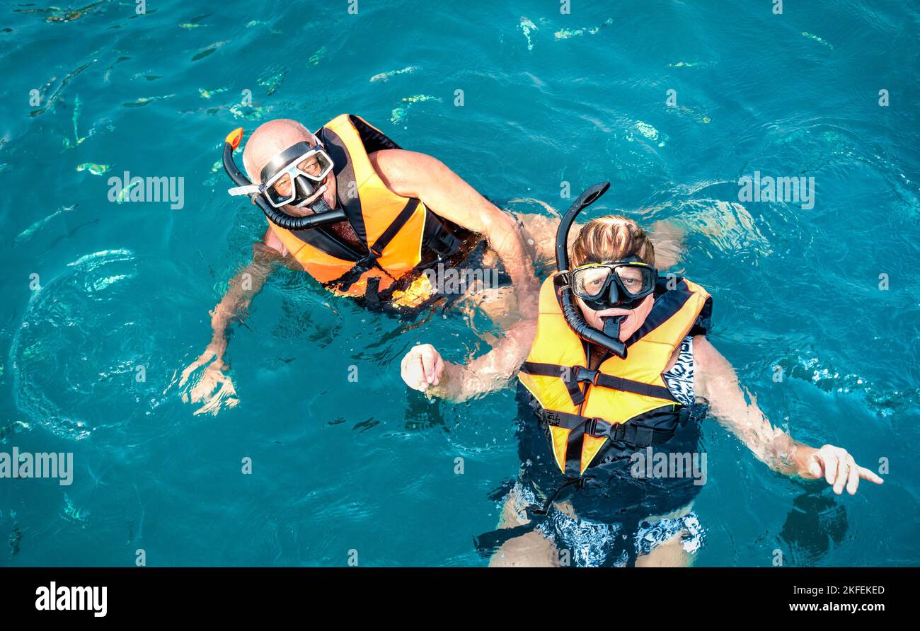 Coppia anziana in posa per foto di viaggio durante l'escursione di snorkeling nel sud-est asiatico durante il viaggio in barca in scenari esotici - anziani pensionati attivi e divertimento Foto Stock