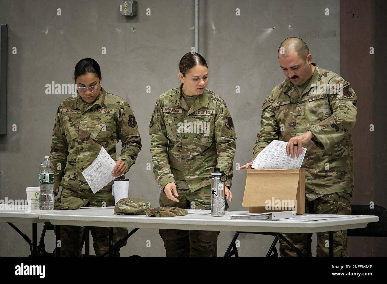 Un team amministrativo e di supporto del 105th Medical Group, composto da Tech. SGT. Stephanie Romano, tecnico. SGT. Alisa Podgorskaya e Maestro Sgt. Jeremy Zehr, organizzano la documentazione dei segni vitali prima che i guardiani entrino in una zona calda fittizia del disastro durante un'esercitazione congiunta di addestramento della Guardia nazionale di New York e la valutazione esterna della Task Force chimica, biologica, radiologica e nucleare e della Homeland Response Force per la regione di FEMA II, a Fort Indiantown Gap, Pennsylvania, Settembre 12, 2022. Foto Stock