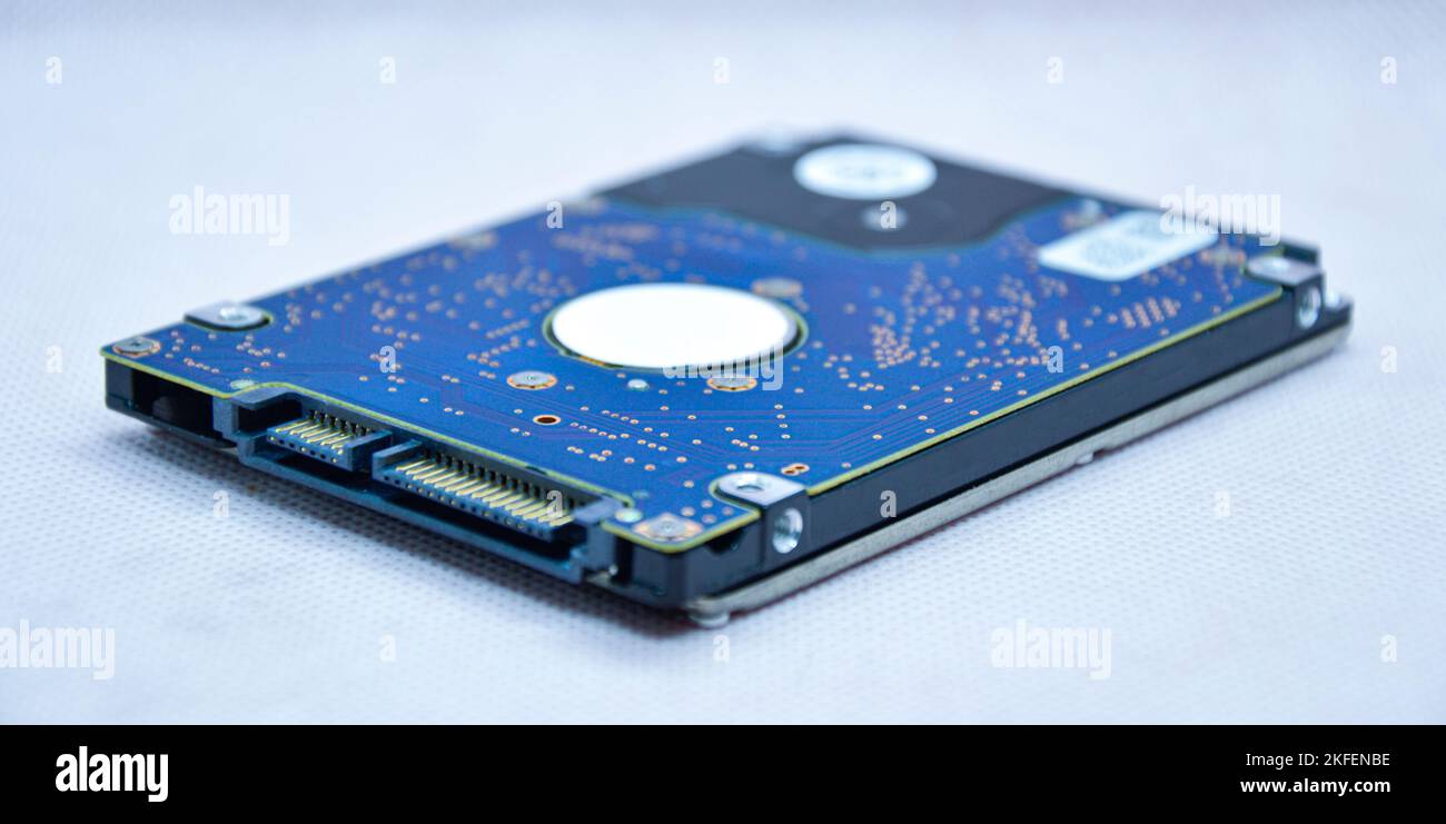 Vista ravvicinata del disco rigido da 2,5 pollici visto lateralmente e vuoto su sfondo bianco Foto Stock