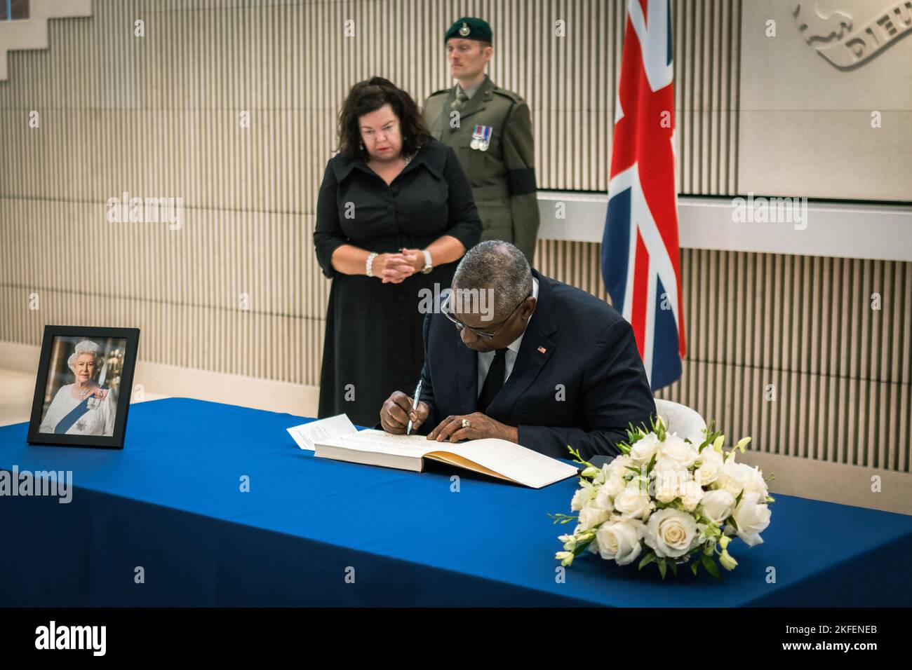 Il Segretario della Difesa Lloyd J. Austin III firma un libro di condoglianze per la defunta Regina Elisabetta II presso l'Ambasciata britannica a Washington, D.C., 13 settembre 2022. Foto Stock