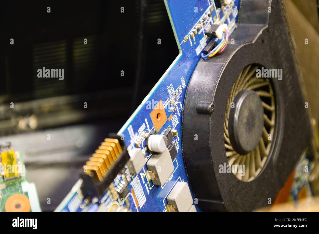 Parte della scheda madre del computer la vecchia condizione ha molta polvere. Foto Stock