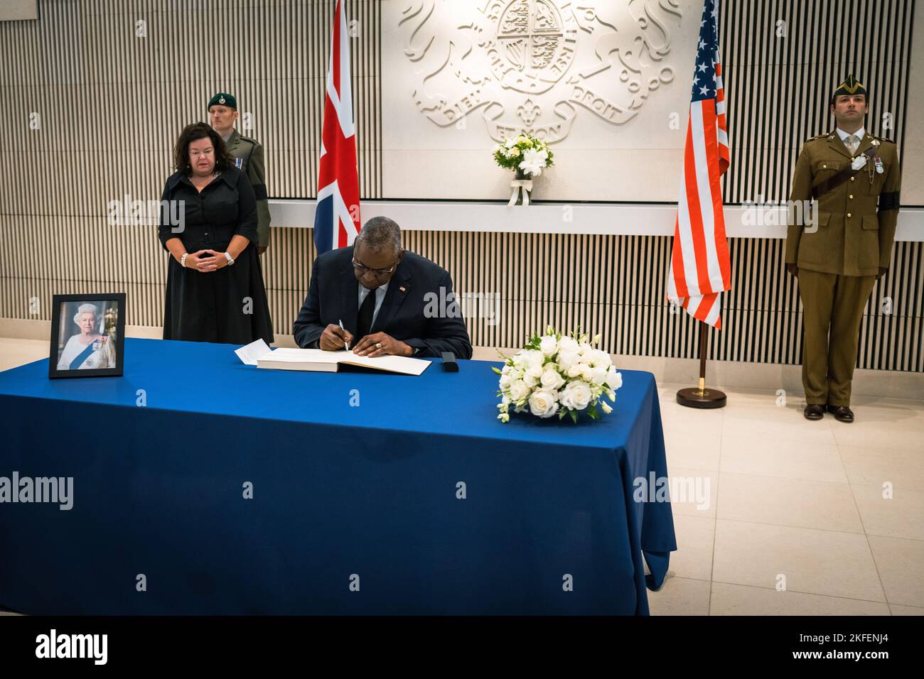 Il Segretario della Difesa Lloyd J. Austin III firma un libro di condoglianze per la defunta Regina Elisabetta II presso l'Ambasciata britannica a Washington, D.C., 13 settembre 2022. Foto Stock