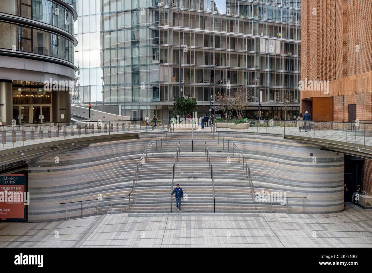 Fuori dalla centrale elettrica di Battersea, Londra. Negozi, appartamenti e uffici pagati per la ristrutturazione dell'edificio, da parte degli architetti WilkinsonEyre. Foto Stock