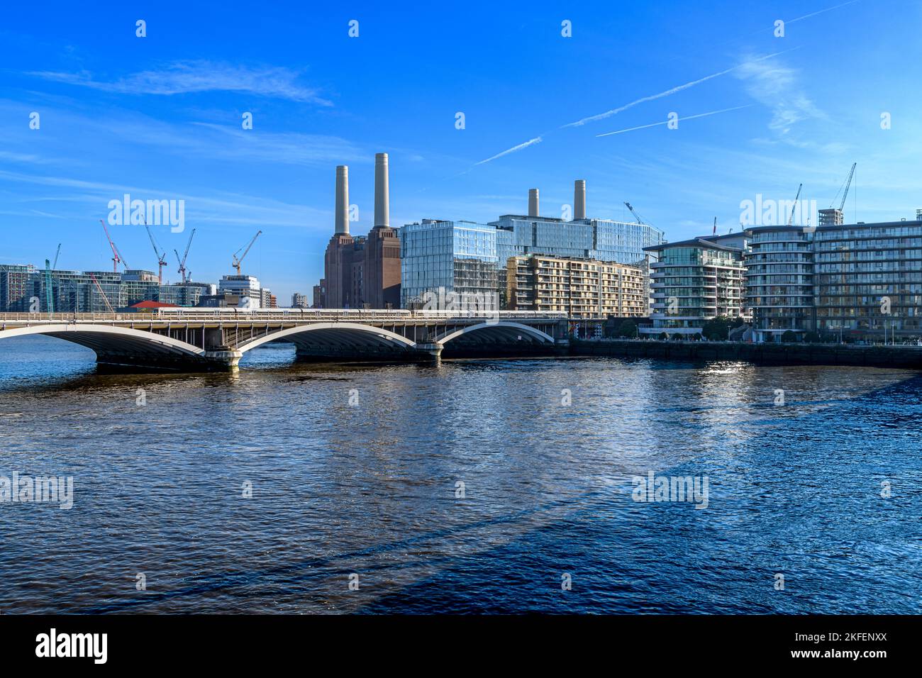 Fuori dalla centrale elettrica di Battersea, Londra. Negozi, appartamenti e uffici pagati per la ristrutturazione dell'edificio, da parte degli architetti WilkinsonEyre. Foto Stock