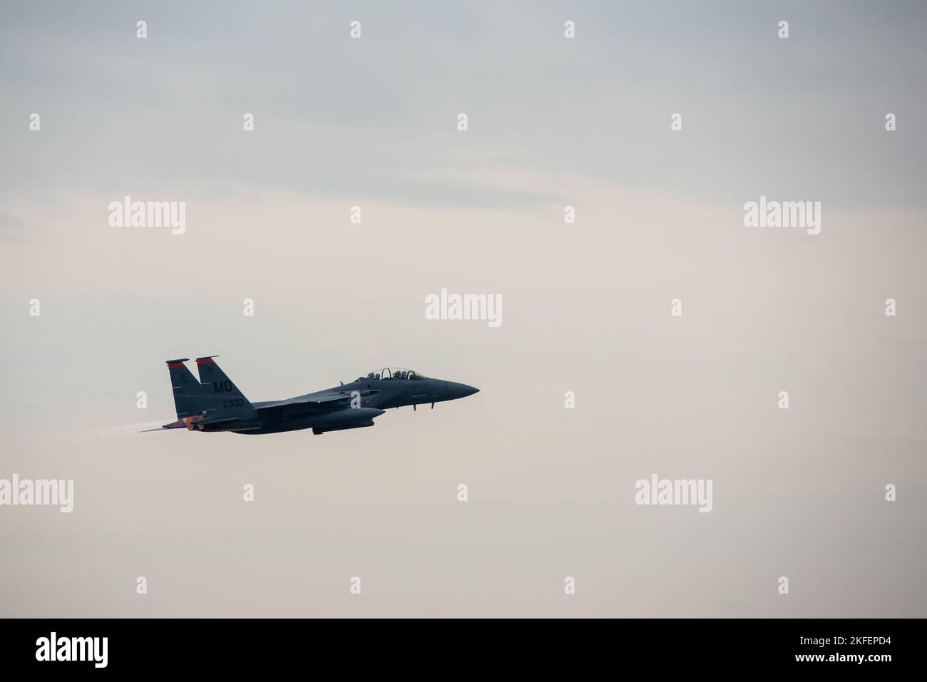 Gli aerei assegnati al 391st Fighter Squadron volano la F-15E Strike Eagle alla base dell'aeronautica militare Mountain Home, Idaho, 13 settembre 2022. La F-15E Strike Eagle può eseguire attacchi aria-aria e aria-terra. Foto Stock