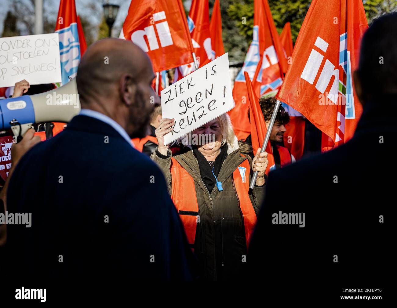 OOSTZAAN - Paesi Bassi, 18/11/2022, OOSTZAAN - i dipendenti nel trasporto di studenti e cure scioperano davanti al loro datore di lavoro a Oostzaan per ottenere un migliore contratto collettivo di lavoro. Scioperi relay sono in corso in vari luoghi del paese. I sindacati FNV e CNV hanno chiesto ai vettori di non guidare. ANP REMKO DE WAAL olanda fuori - belgio fuori Foto Stock