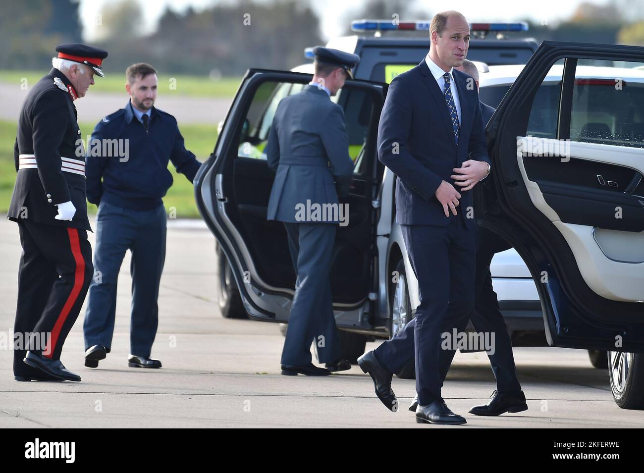 Il Principe del Galles arriva per una visita alla RAF Coningsby, Lincolnshire, per conoscere le innovazioni tecnologiche future e aprire un nuovo club di boxe. Data immagine: Venerdì 18 novembre 2022. Foto Stock