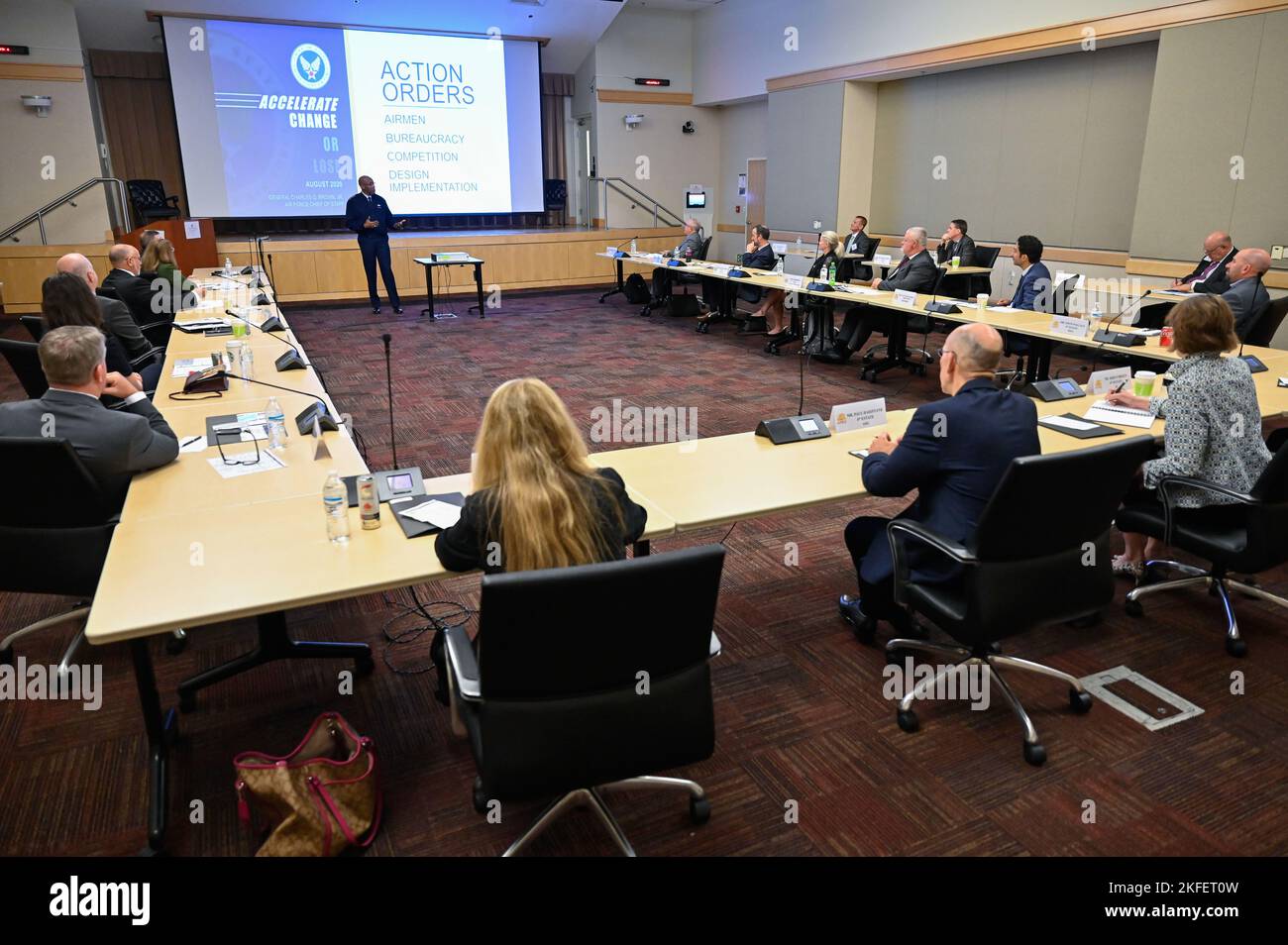 Il Capo dello staff dell'Aeronautica Generale CQ Brown, Jr. Parla agli studenti con il programma di orientamento del Servizio Senior Executive dell'Advanced Professional Executive (APEX) al Pentagono, Arlington, Virginia, 13 settembre 2022. Il programma APEX forma i nuovi membri SES nel Dipartimento della Difesa, nell'organizzazione di servizi congiunti e nei processi mission-critical. Foto Stock