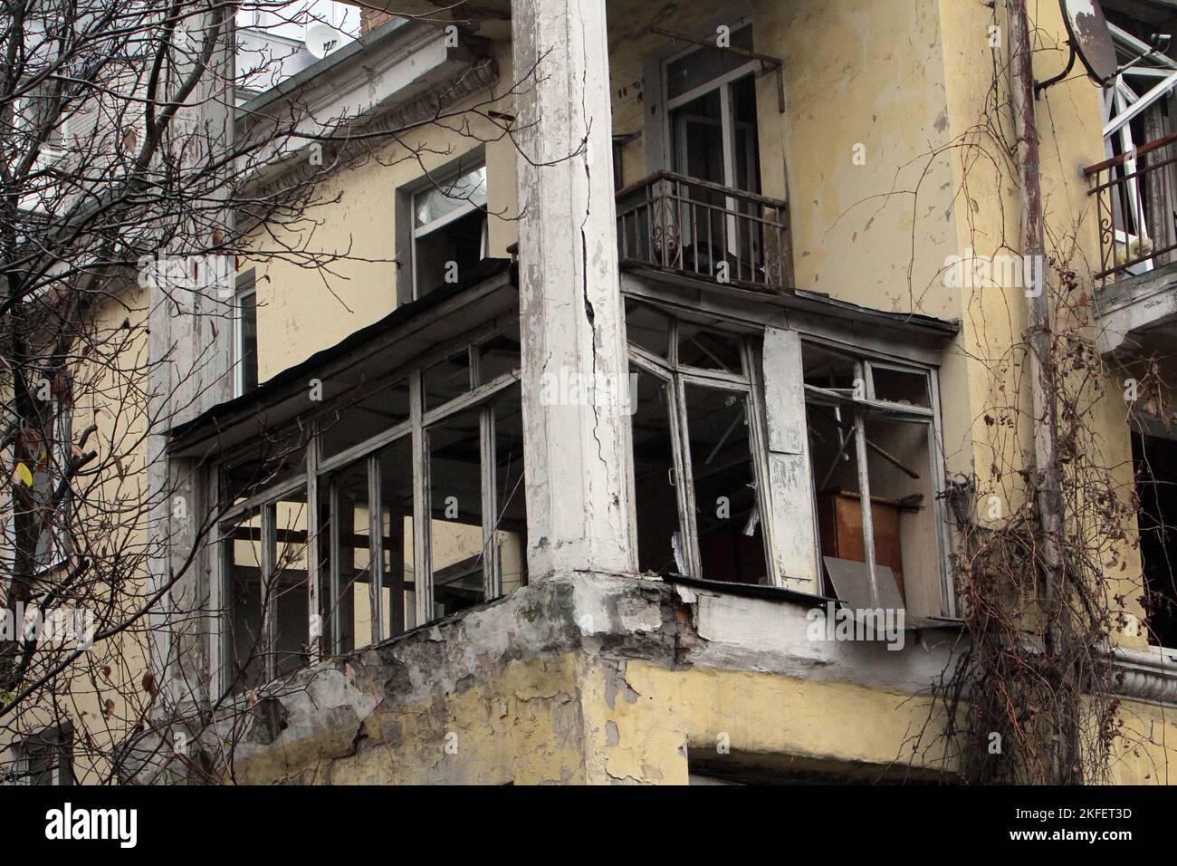 DNIPRO, UCRAINA - 17 NOVEMBRE 2022 - le finestre di balcone soffiato dall'onda di esplosione durante uno sciopero missilistico russo sulla città in mattinata, Dnipro, Ucraina orientale. Foto Stock