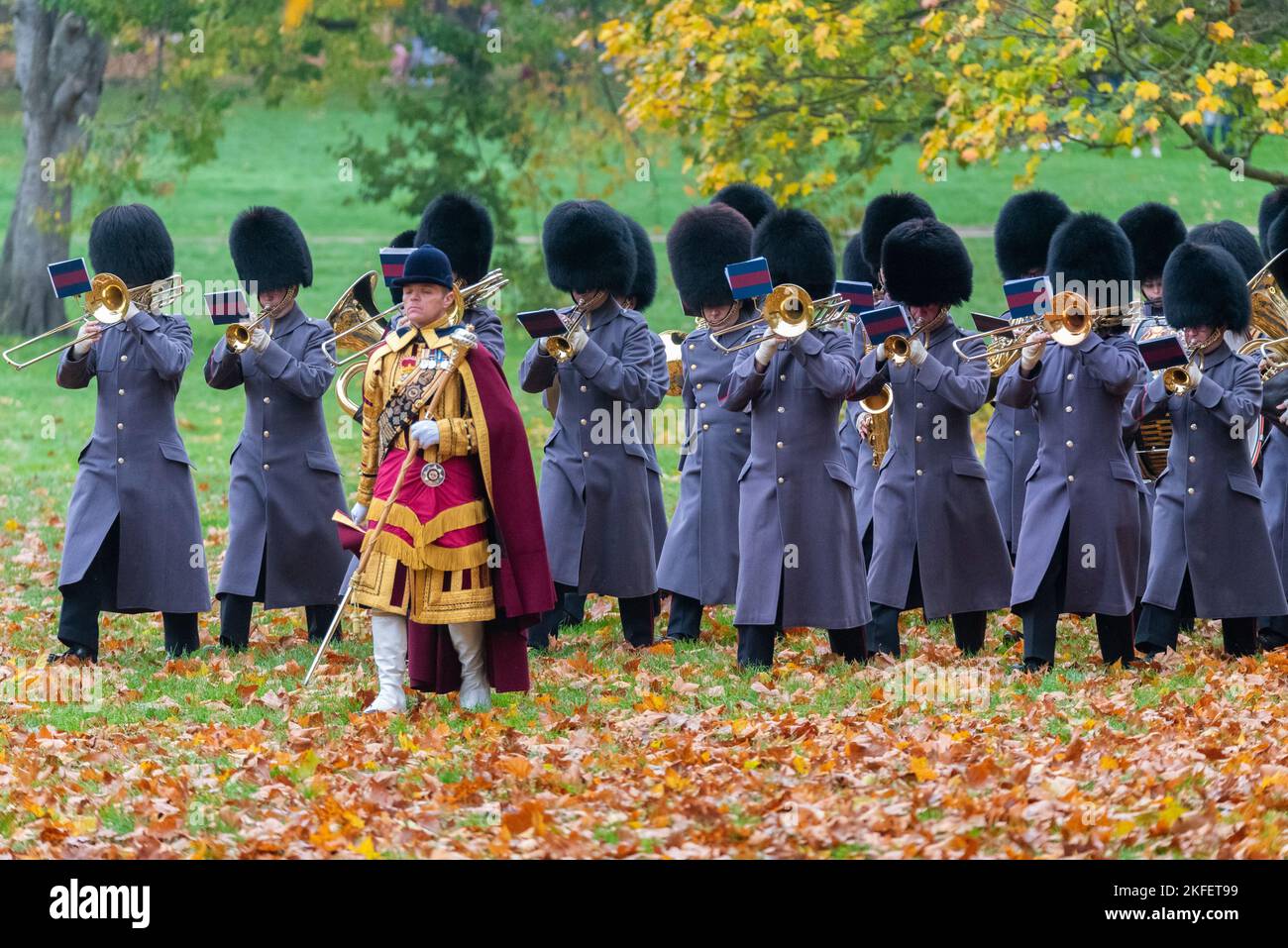 Band of the Coldstream Guards suonando dopo la truppa dei Re, Royal Horse Artillery eseguiva un saluto con le armi per il compleanno di Re Carlo III Foto Stock