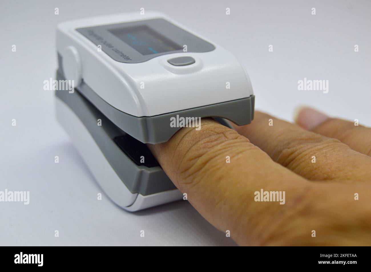 Immagine durante l'utilizzo del monitor dell'ossigeno nel sangue e della fascia cardio, il dispositivo da collegare. Nel trattamento di COVID 19 Foto Stock