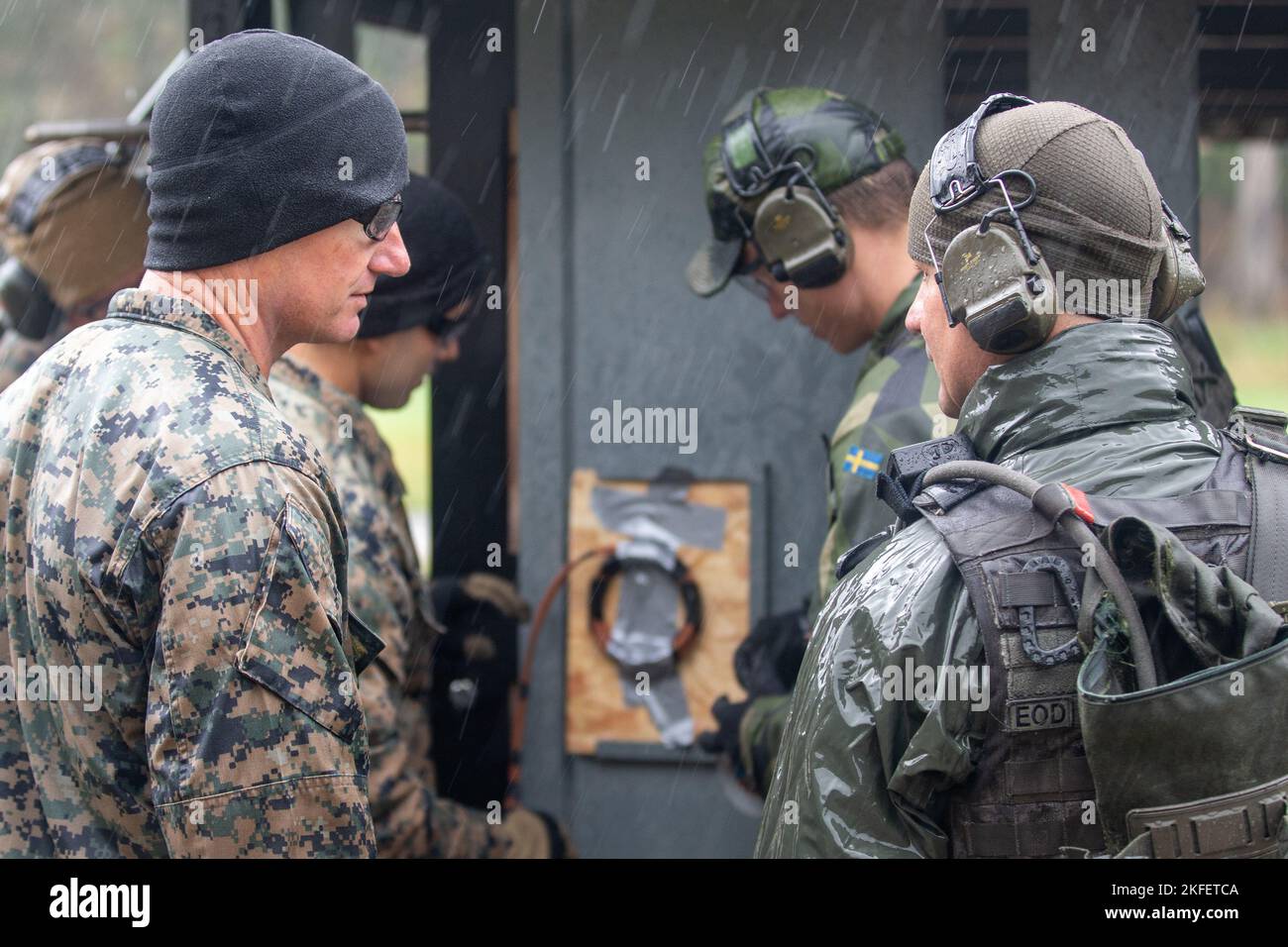 Marines degli Stati Uniti e svedesi, ha istituito una breccia di porta mentre partecipava a una serie di demolizioni in tempo reale durante l'attività Archipelago Endeavor 22 (AE22) sulla base navale di Berga, 13 settembre 2022. AE22 è un esercizio integrato di formazione sul campo che aumenta le capacità operative e migliora la cooperazione strategica tra i Marines statunitensi e le forze svedesi. Foto Stock