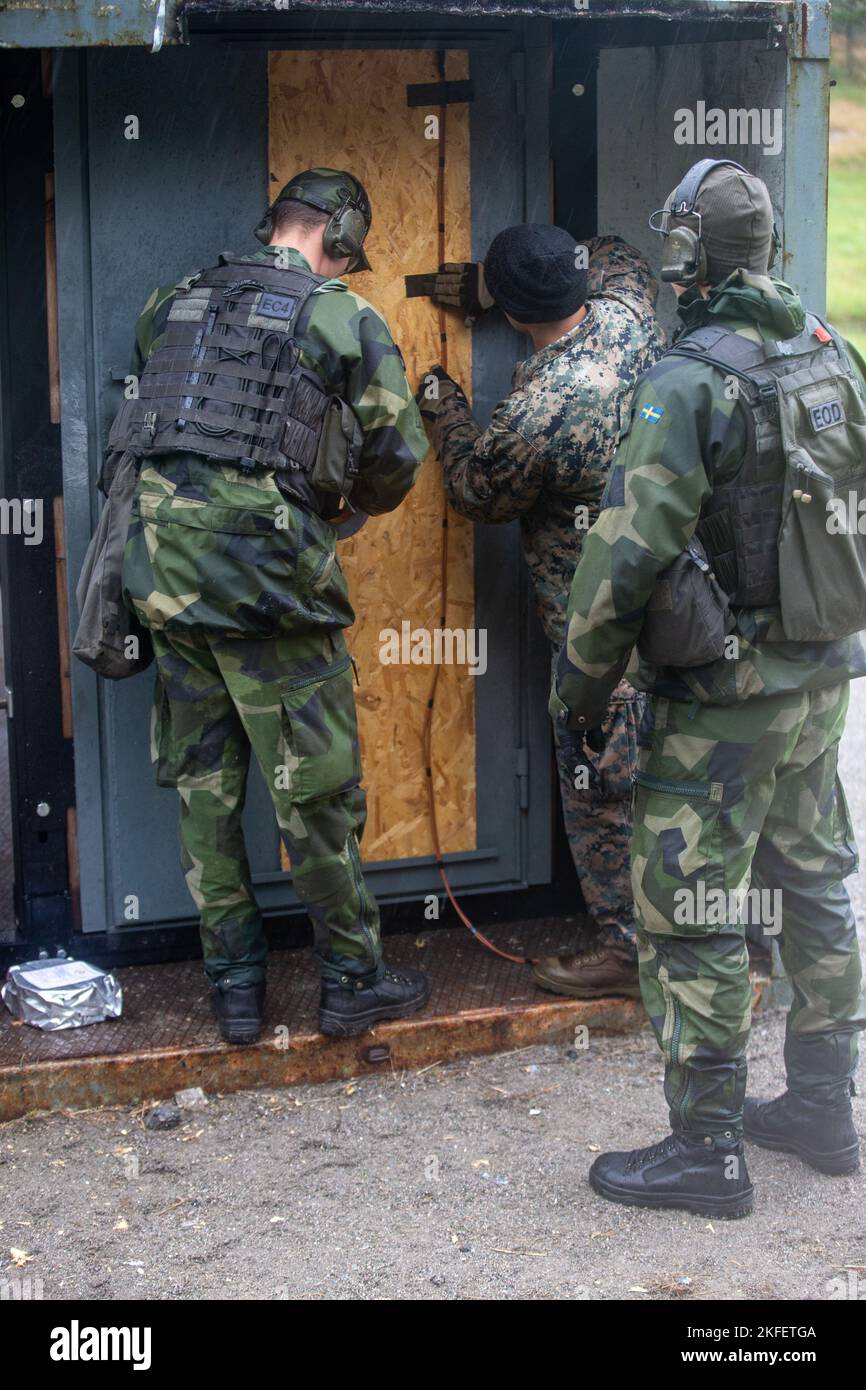 Marines degli Stati Uniti e svedesi, ha istituito una breccia di porta mentre partecipava a una serie di demolizioni in tempo reale durante l'attività Archipelago Endeavor 22 (AE22) sulla base navale di Berga, 13 settembre 2022. AE22 è un esercizio integrato di formazione sul campo che aumenta le capacità operative e migliora la cooperazione strategica tra i Marines statunitensi e le forze svedesi. Foto Stock