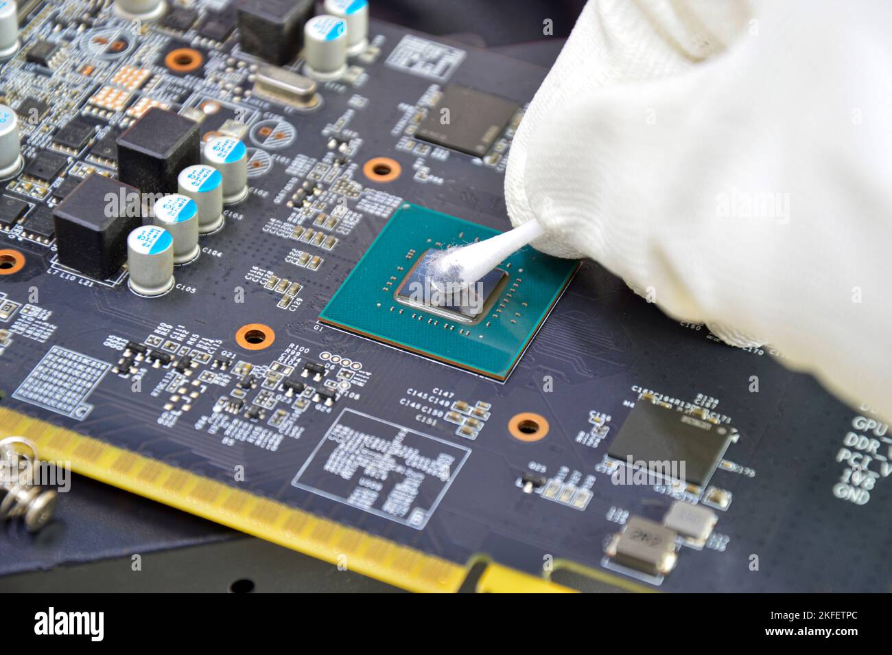 Immagine del tecnico che pulisce il chip della CPU. Foto Stock