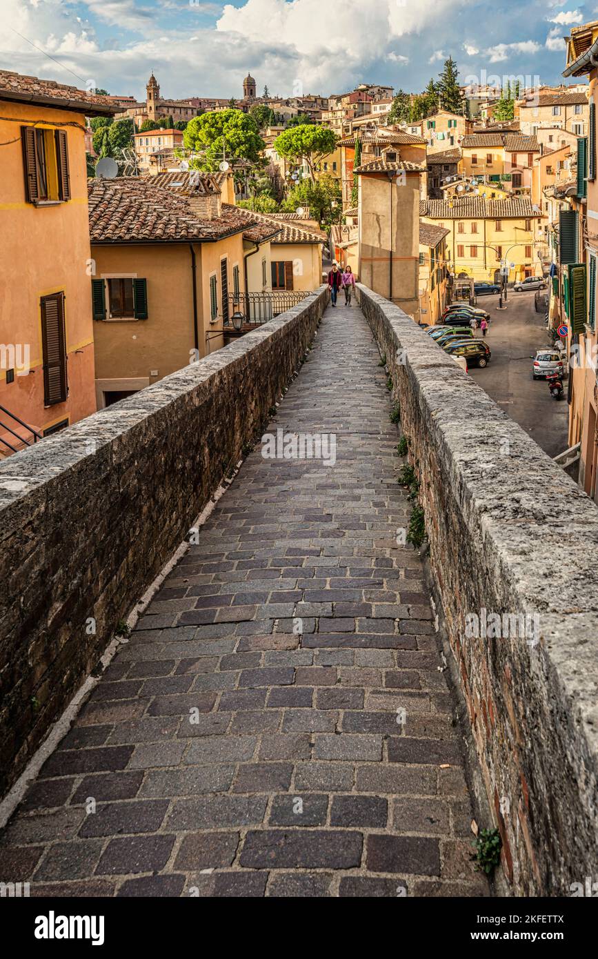Vista panoramica sullo storico acquedotto che forma la strada pedonale lungo l'antica Via Appia nel centro storico di Perugia. Perugia, umbro Foto Stock