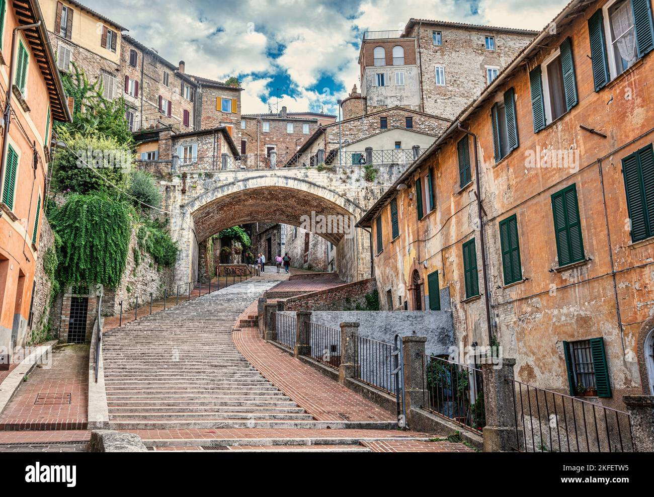 Vista panoramica sullo storico acquedotto che forma la strada pedonale lungo l'antica Via Appia nel centro storico di Perugia. Perugia, umbro Foto Stock