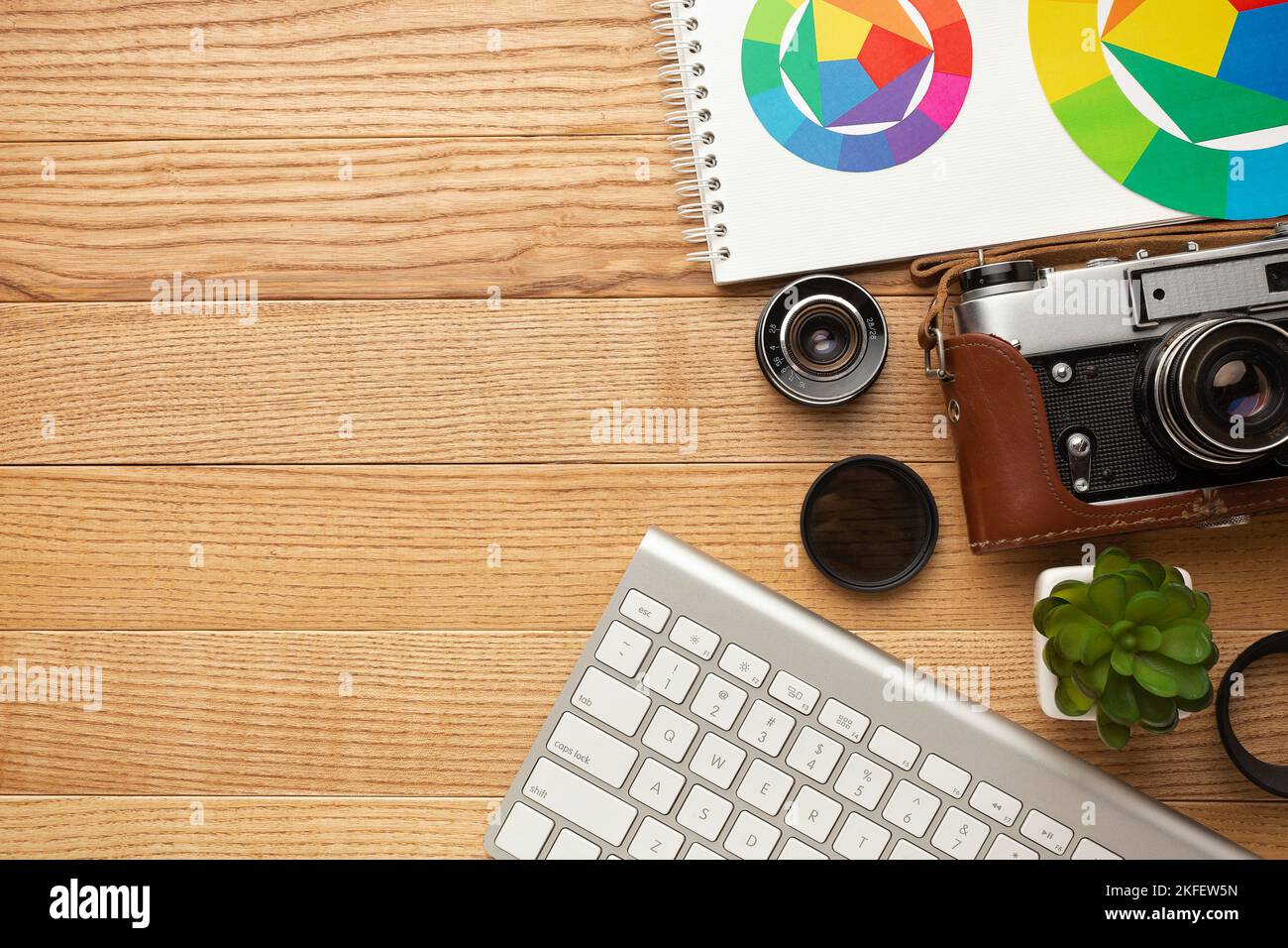 Scrivania del fotografo in legno con macchina fotografica e tavolozze. Foto di alta qualità Foto Stock