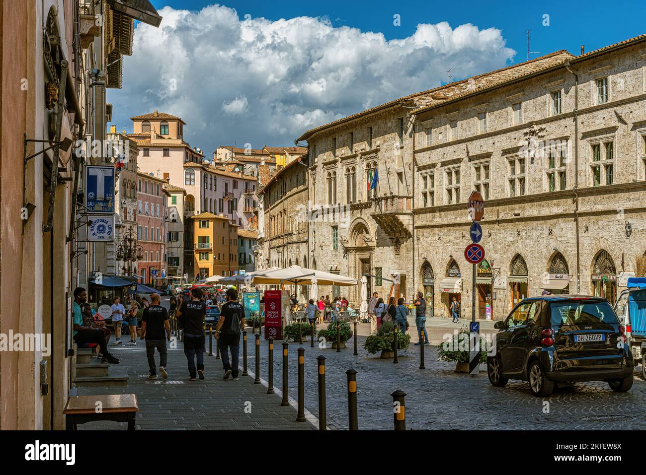 Palazzi e case storici e medievali in Piazza Giacomo Matteotti o in Piazza Grande a Perugia. Perugia, Umbria, Italia, Europa Foto Stock