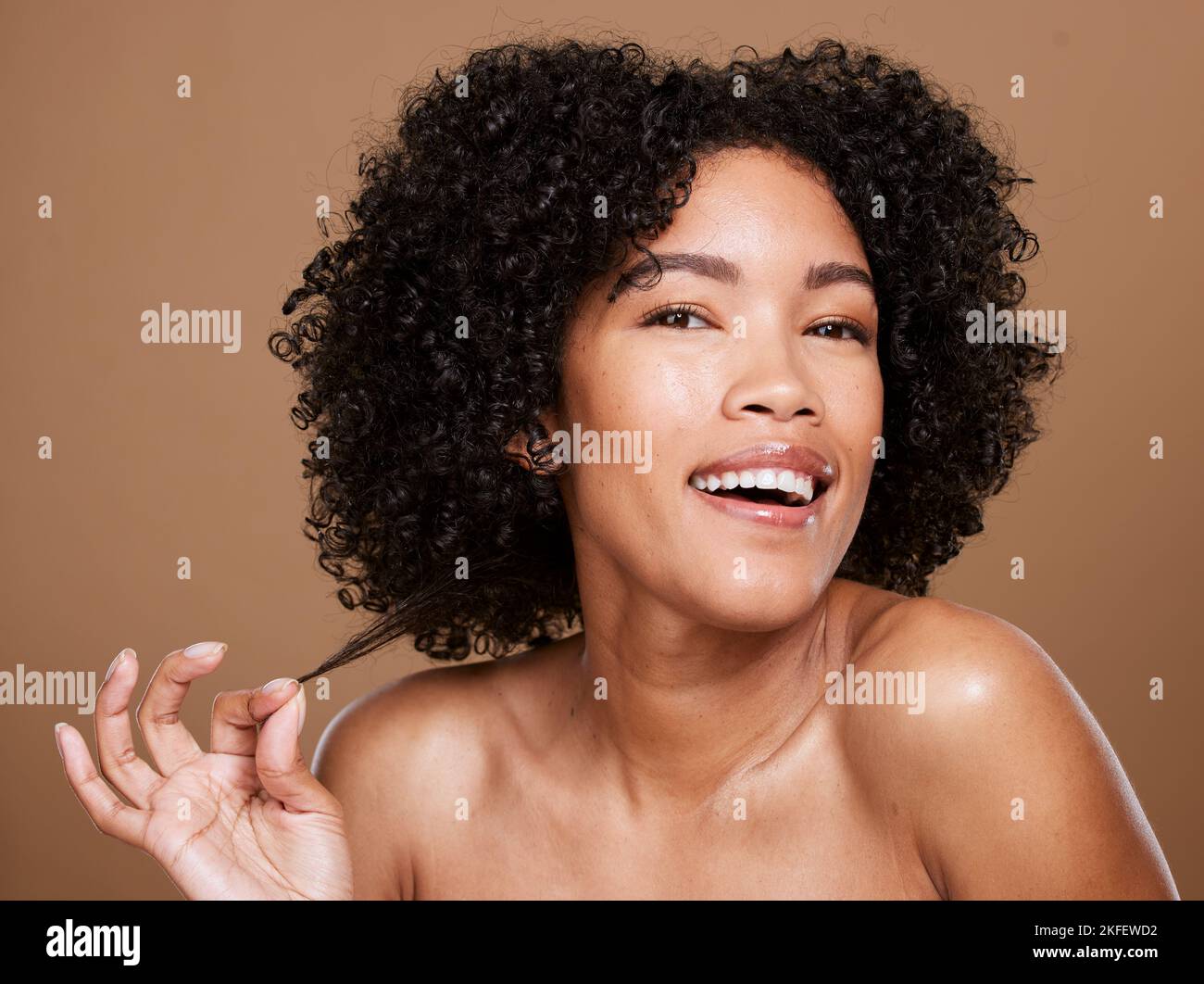 Donna nera, capelli naturali e ricci modello benessere per cosmetici di lusso mockup prodotto su parete marrone di sfondo studio. Ragazza africana felice, sana Foto Stock
