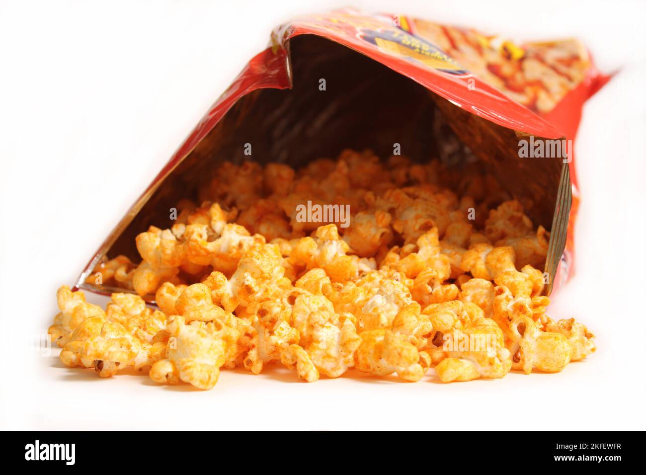 Apri il sacchetto di popcorn condito isolato su bianco Foto Stock