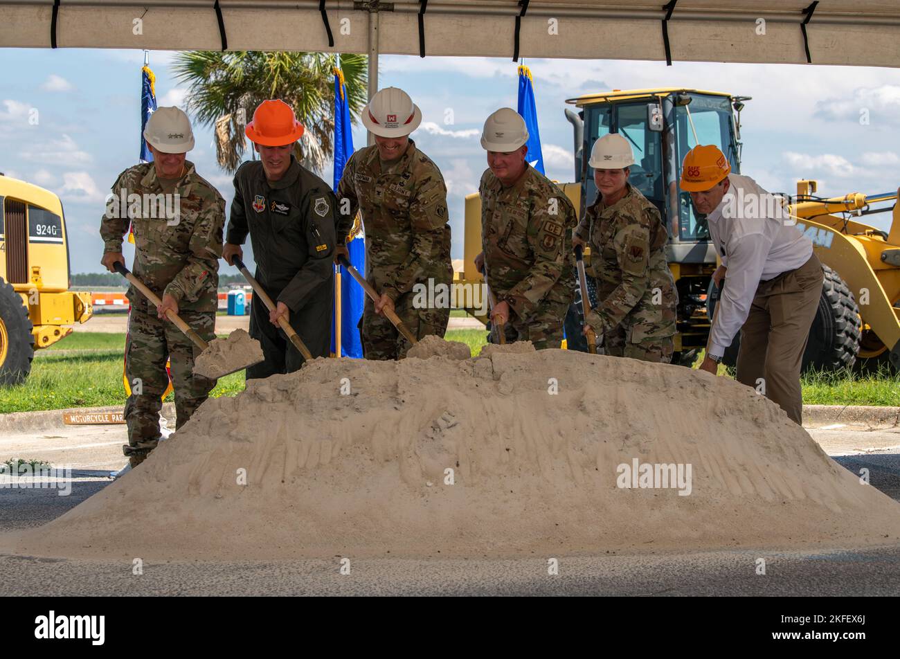 Posizionato da sinistra a destra, U.S. Air Force Lt. Gen. Russell Mack, vice comandante Air Combat Command, col. George Watkins, 325th Comandante Fighter Wing, US Army col. Jeremy Chapman, U.S. Army Corps of Engineers Mobile District Commander, col. Robert Bartlow, Air Force Civil Engineer Center Natural Disaster Recovery Division Chief, Elizabeth Harwood, comandante del 325th Mission Support Group e Paul o’Donnell, responsabile operativo di Hensel Phelps, durante una cerimonia di inaugurazione nella zona 1 alla base dell'aeronautica militare di Tyndall, Florida, 13 settembre 2022. Gli impianti flightline fanno parte della zona 1, wh Foto Stock