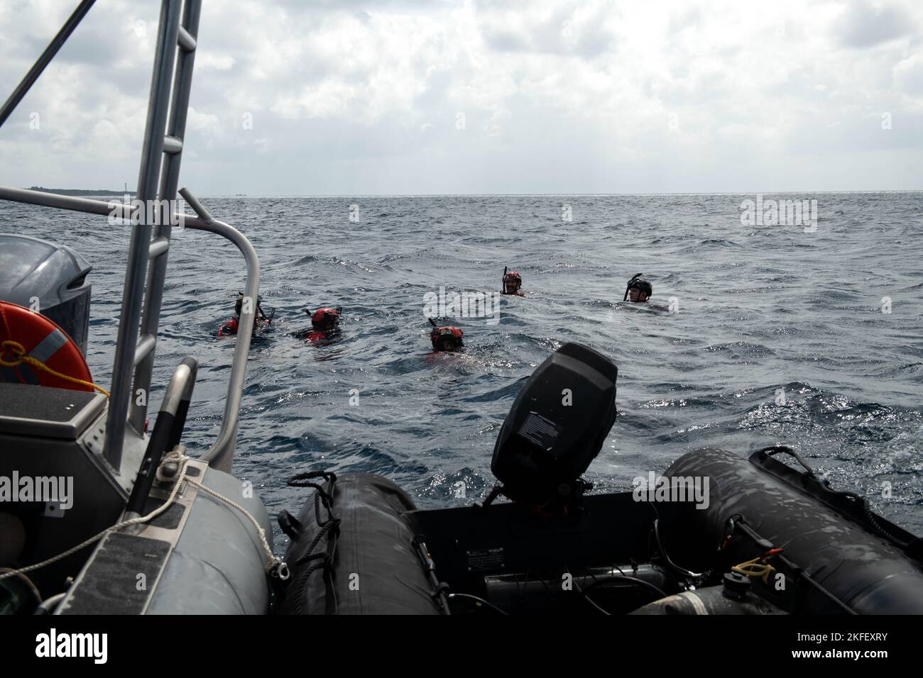 I paraselavemen dell'aeronautica degli Stati Uniti assegnati allo Squadrone di salvataggio 31st si preparano ad essere estratti da un falco di nave di HH-60G durante un addestramento di ricerca e salvataggio nell'Oceano Pacifico, 13 settembre 2022. Le PJ sono addestrate, attrezzate e preparate per condurre operazioni di recupero del personale a tutto spettro in ambienti di pace e combattimento. Foto Stock