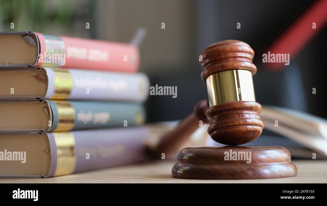 Gavel giudice di legno e pila di libro legale sul tavolo. Foto Stock
