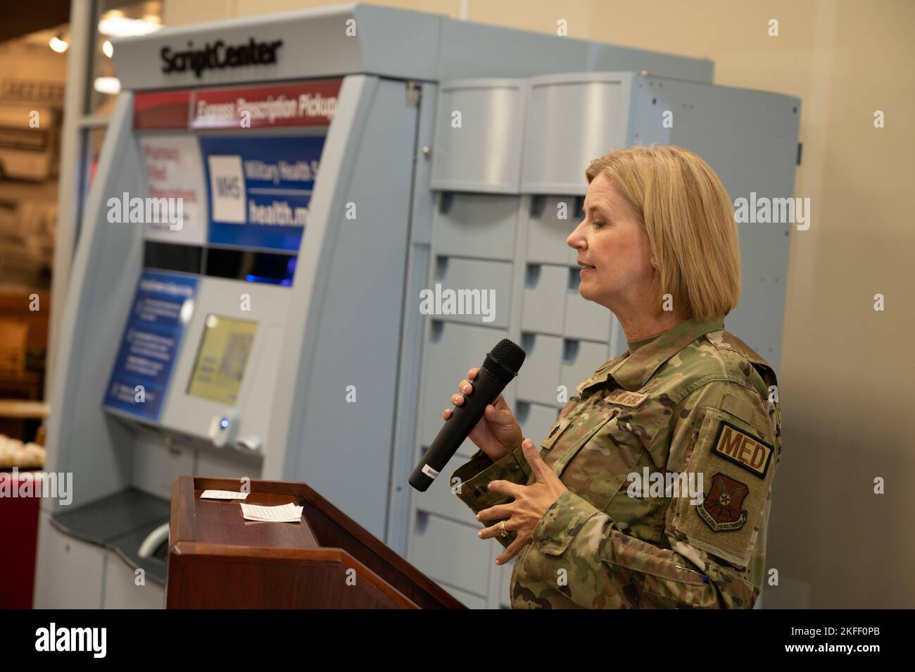 Krista Hutchinson, 2nd Healthcare Operations Squadron Commander, presenta il nuovo chiosco dello scriptcenter durante una cerimonia di taglio del nastro per la farmacia alla Barksdale Air Force base, Louisiana, 13 settembre 2022. Il chiosco offre ai pazienti della farmacia la possibilità di ritirare i farmaci idonei nella lobby del cambio di base durante l'orario d'ufficio BX. Foto Stock