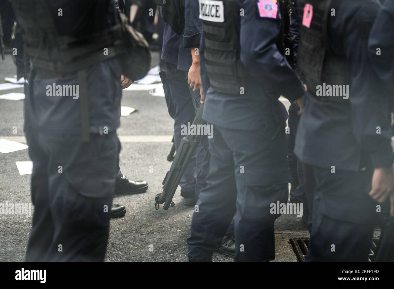 Thailandia. 18th Nov 2022. La polizia durante un gruppo di attivisti politici che si chiamano "Ratsadon stop APEC 2022" hanno spostato le loro truppe fuori dalla piazza della città. Di fronte al Municipio di Bangkok (Bangkok) è stato utilizzato come luogo per stabilirsi e sedersi a partire dal 16 novembre 2022, prima di raggiungere a piedi la sede del vertice APEC. Per inviare una lettera ai leader di varie nazioni che partecipano all'incontro. (Foto di Vichan Poti/Pacific Press) Credit: Pacific Press Media Production Corp./Alamy Live News Foto Stock