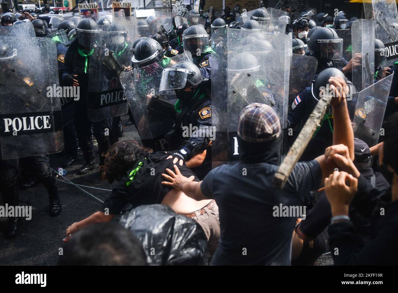 Thailandia. 18th Nov 2022. I manifestanti si scontrano con la polizia antisommossa durante un gruppo di attivisti politici che si chiamano "Ratsadon stop APEC 2022" hanno spostato le loro truppe fuori dalla piazza della città. Di fronte al Municipio di Bangkok (Bangkok) è stato utilizzato come luogo per stabilirsi e sedersi a partire dal 16 novembre 2022, prima di raggiungere a piedi la sede del vertice APEC. Per inviare una lettera ai leader di varie nazioni che partecipano all'incontro. (Foto di Vichan Poti/Pacific Press) Credit: Pacific Press Media Production Corp./Alamy Live News Foto Stock