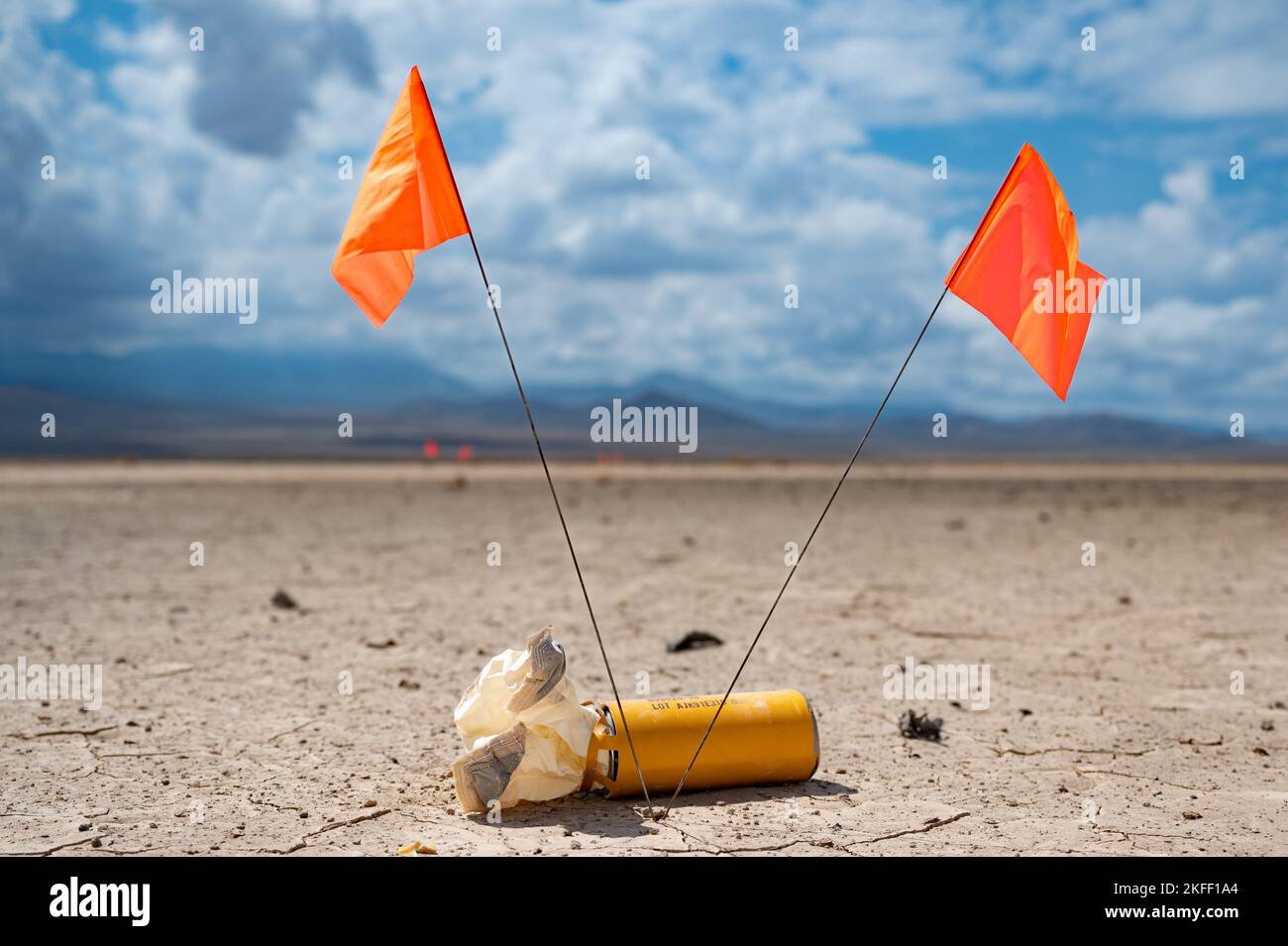 La dispersione di Bomblet è contrassegnata sul Nevada Test and Training Range (NTTR), Nevada, 13 settembre 2022. La missione di NTTR è creare, operare e mantenere ambienti live e sintetici e integrare i partner per ottimizzare le capacità di combattimento. Foto Stock